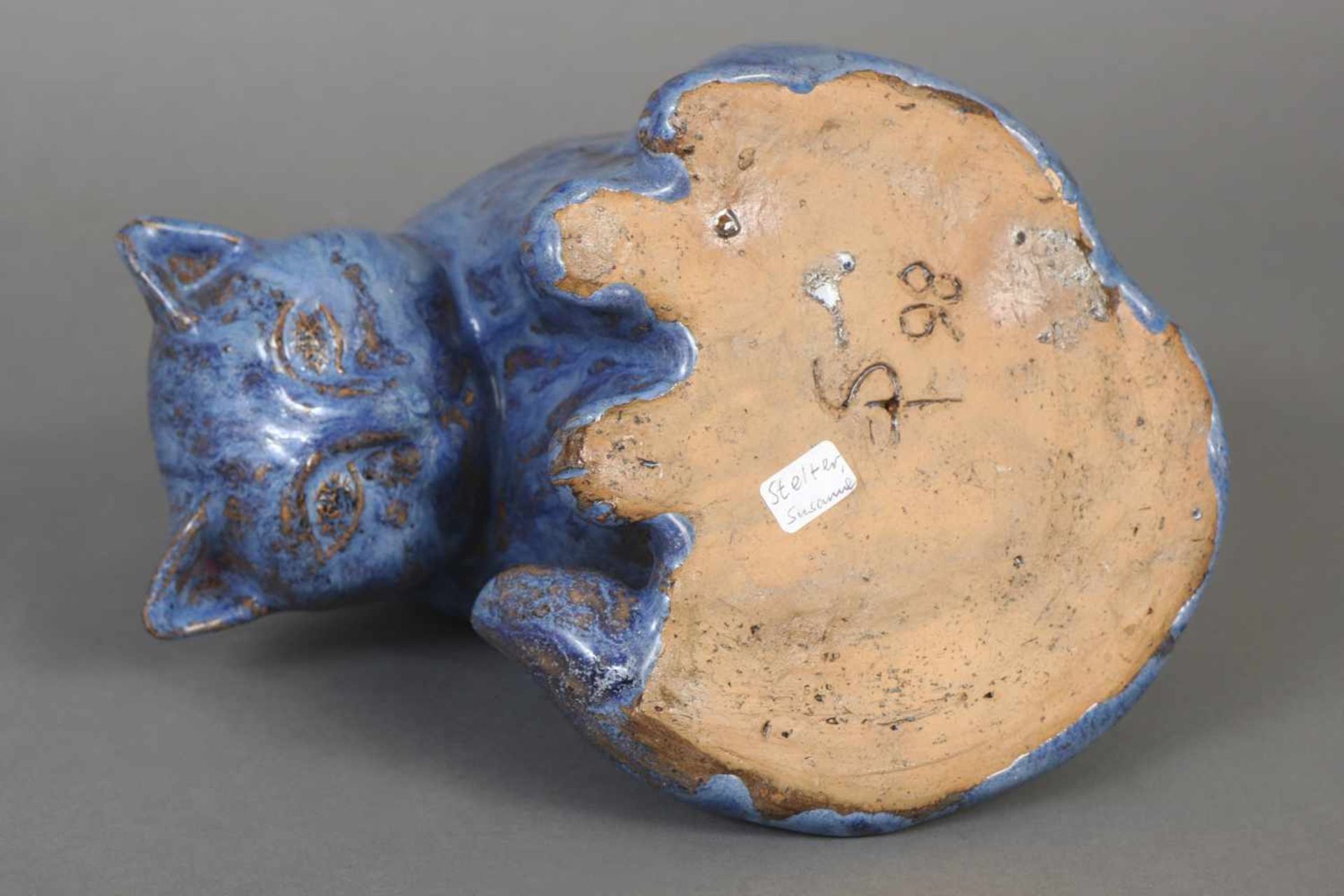 SUSANNE STELTER Keramikfigur ¨Sitzende Katze¨blau glasiert (Verlaufglasur), auf Unterseite - Bild 2 aus 2