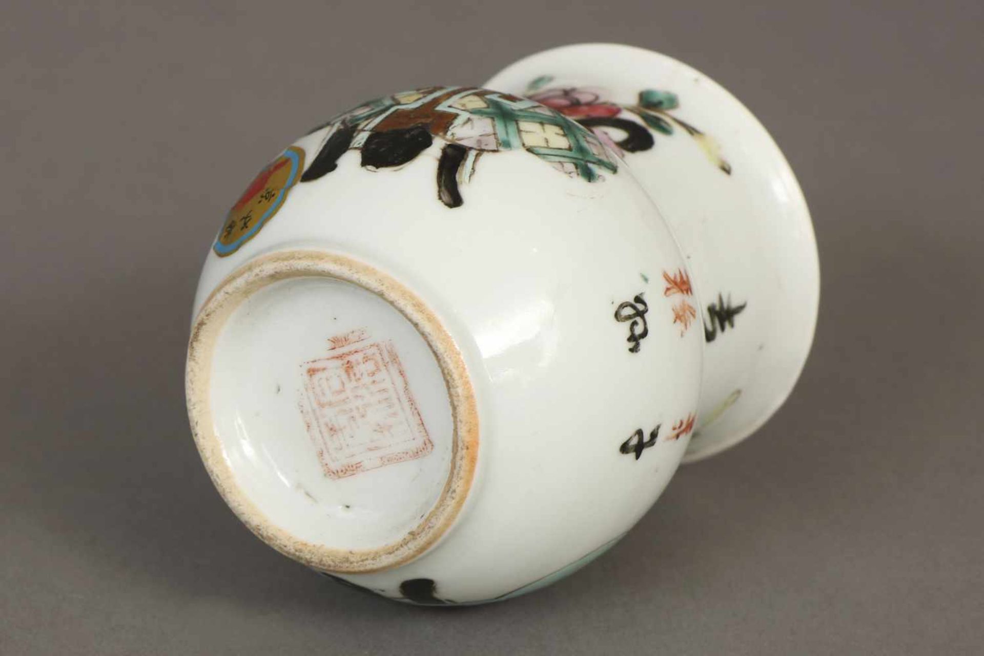 Chinesische Porzellanvasewohl Republikzeit, schau- und rückseitig Vasen- und Floraldekor, am Boden - Image 2 of 2