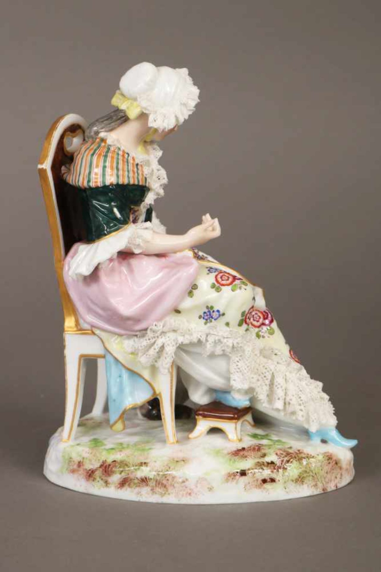 Porzellanfigur ¨Dame mit Katze¨20. Jhdt., auf Stuhl sitzende junge Dame mit Haube, mit einem - Bild 2 aus 4