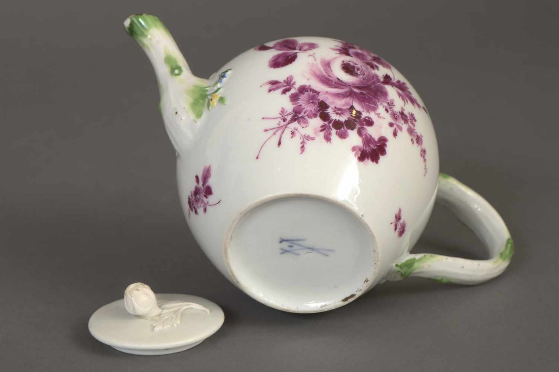 MEISSEN Teekanne um 1750-1780, bauchiger Korpus mit geschwungenem Ausguss und Henkel in Astform, - Bild 2 aus 2