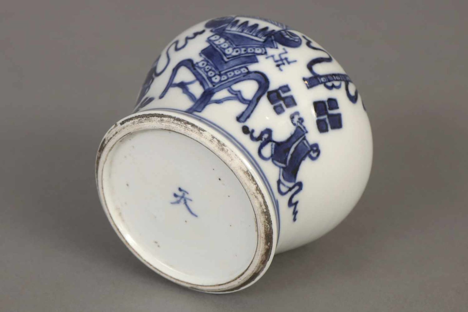 Chinesisches VasengefäßPorzellan, im Stile Ming, hochbauchiger Korpus, enge Mündung, hell - Image 2 of 2