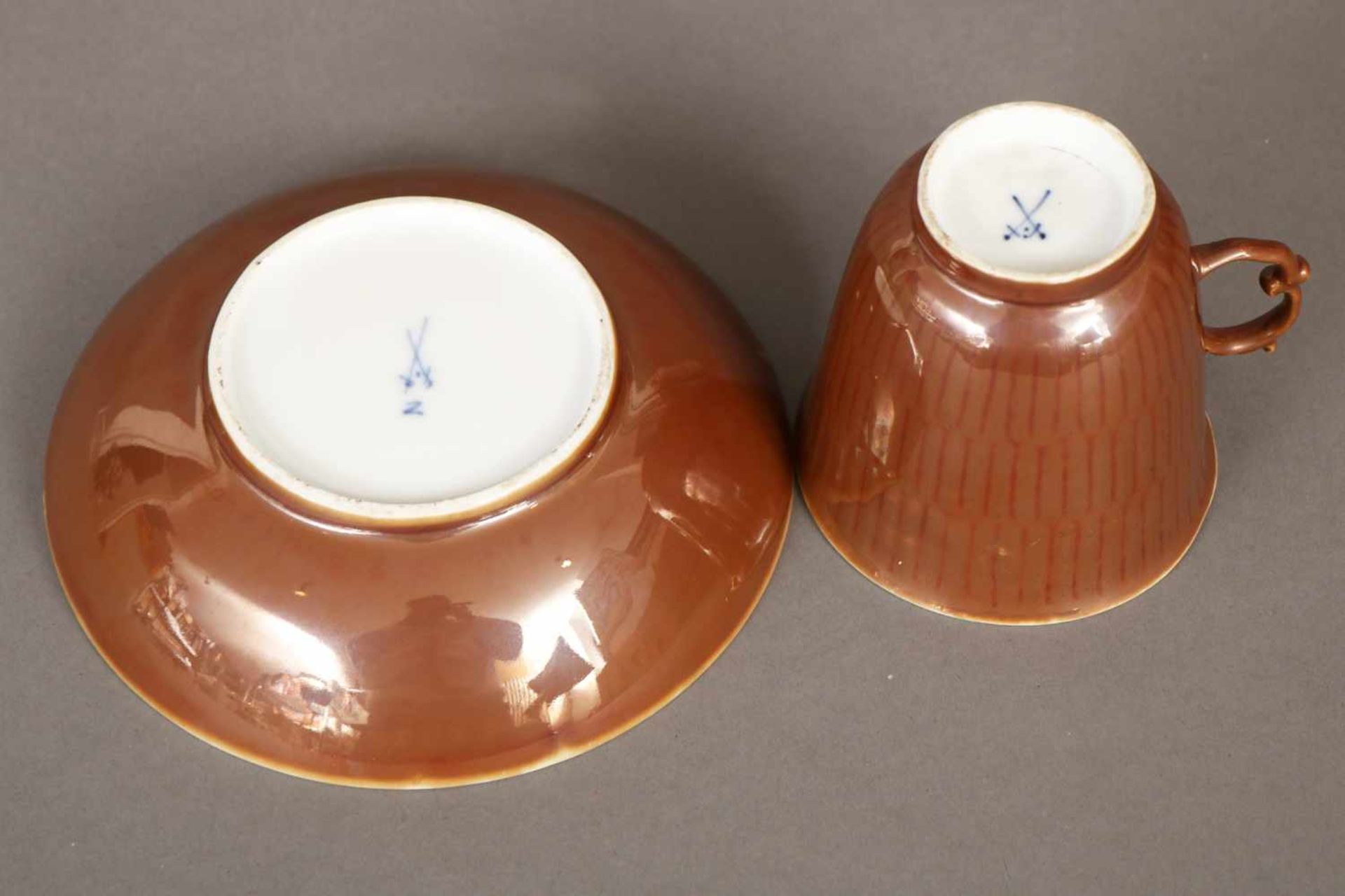 MEISSEN Schokoladentasse mit Untertasseum 1750-1780, Glockenform auf eingezogenem Runduß mit - Bild 3 aus 3