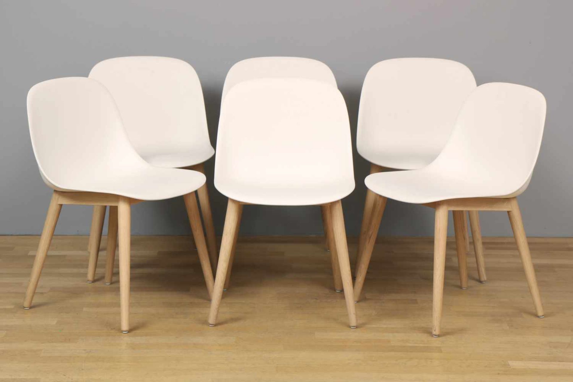 6 MUUTO ¨Fiber Side Chair¨ Stühleweiße Kunststoff Sitzschale auf Eichenstand mit 4 Rundbeinen,