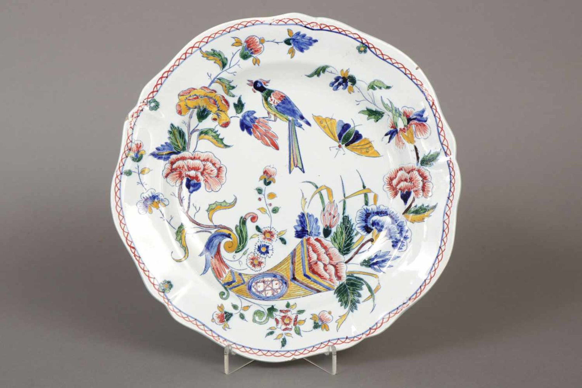 Fayence-Teller des 19. Jahrhundertspolychromes Dekor in Scharffeuermalerei ¨Insekten, Vögel,