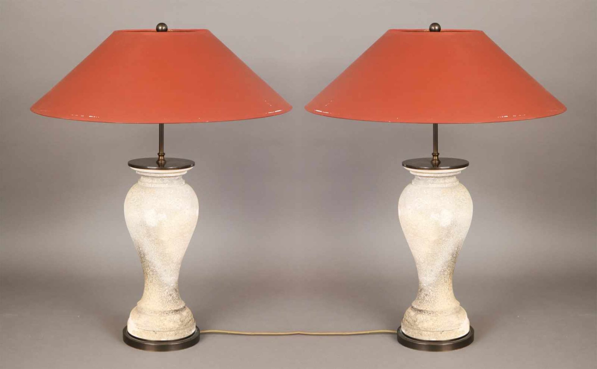 Paar TischlampenFüße in Form von Sandstein-Balustern, bronzierte Messingmontur, 2-flammig