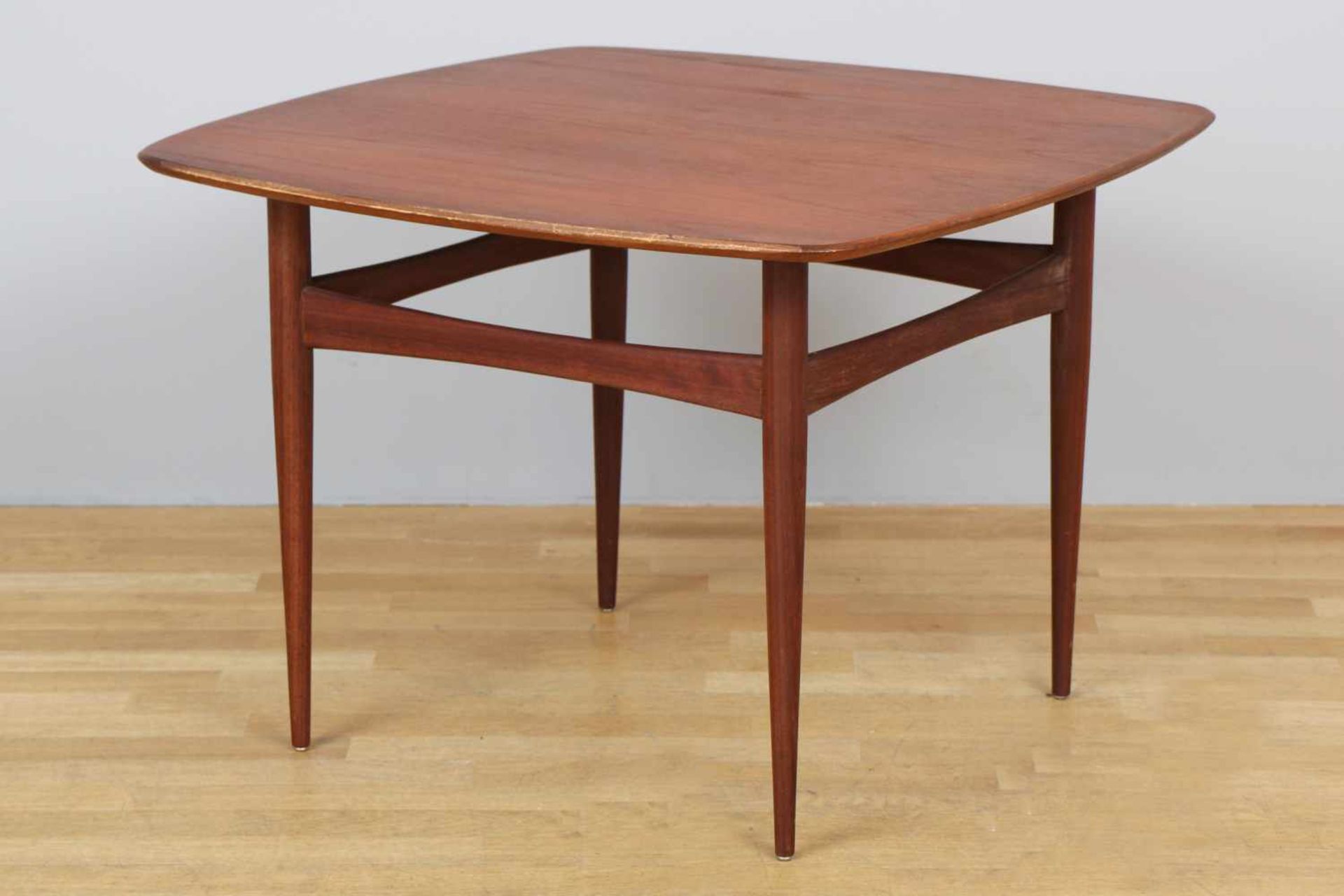 Wohl GRETE JALK CouchtischTeakholz und Teakholz, furniert, Dänemark, um 1960, eckige, gerundete