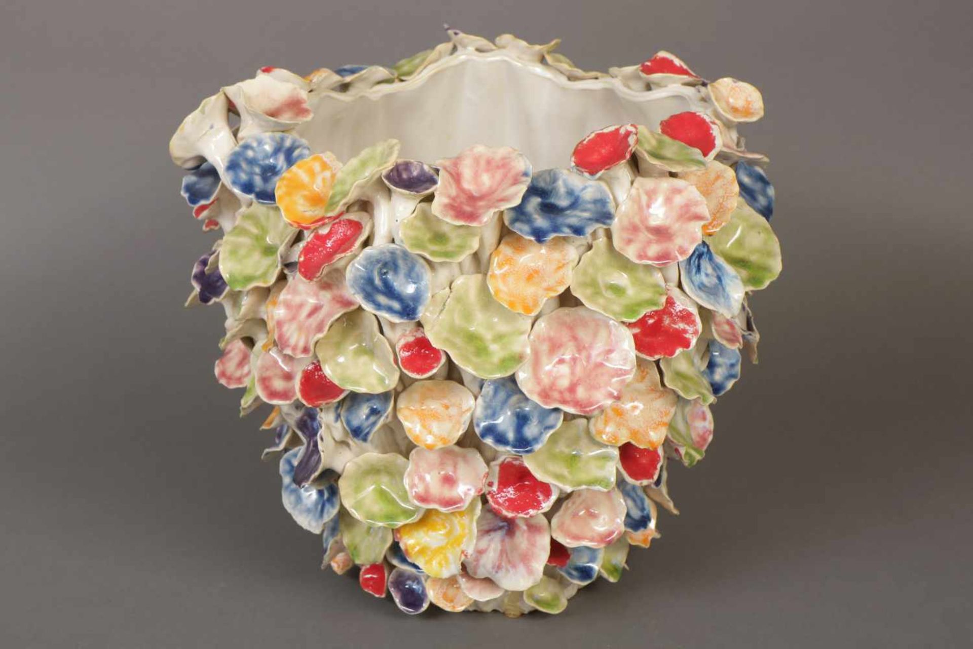DES POTS ¨300 Calyx¨ Vaseumlaufend plastisch gearbeitetes, farbig staffiertes Blütendekor,