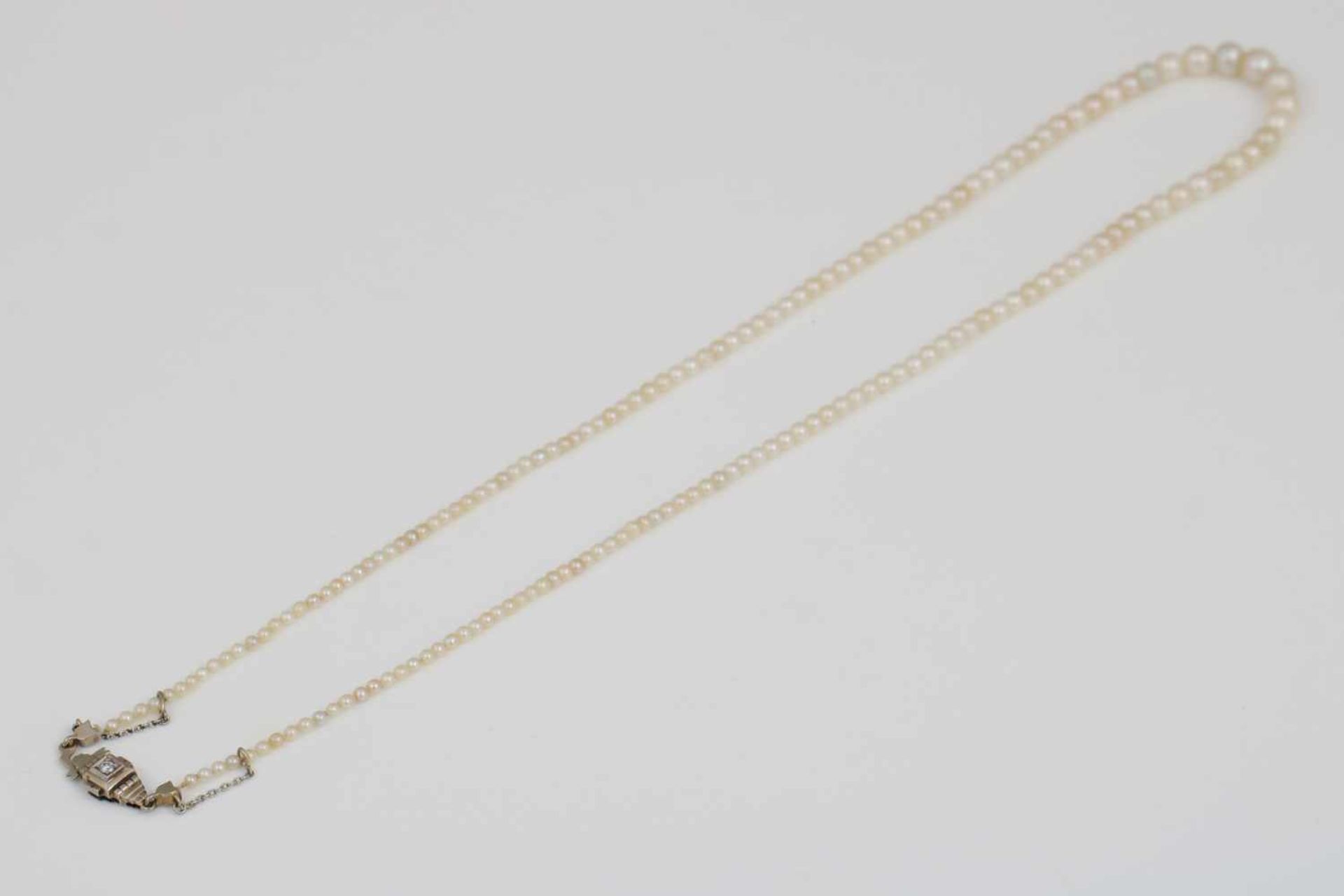 Antike Perlenketteweiße Perlen im Verlauf, D ca. 1,88-5,27mm, Art Deco-Schließe in 585er Weißgold - Bild 2 aus 2