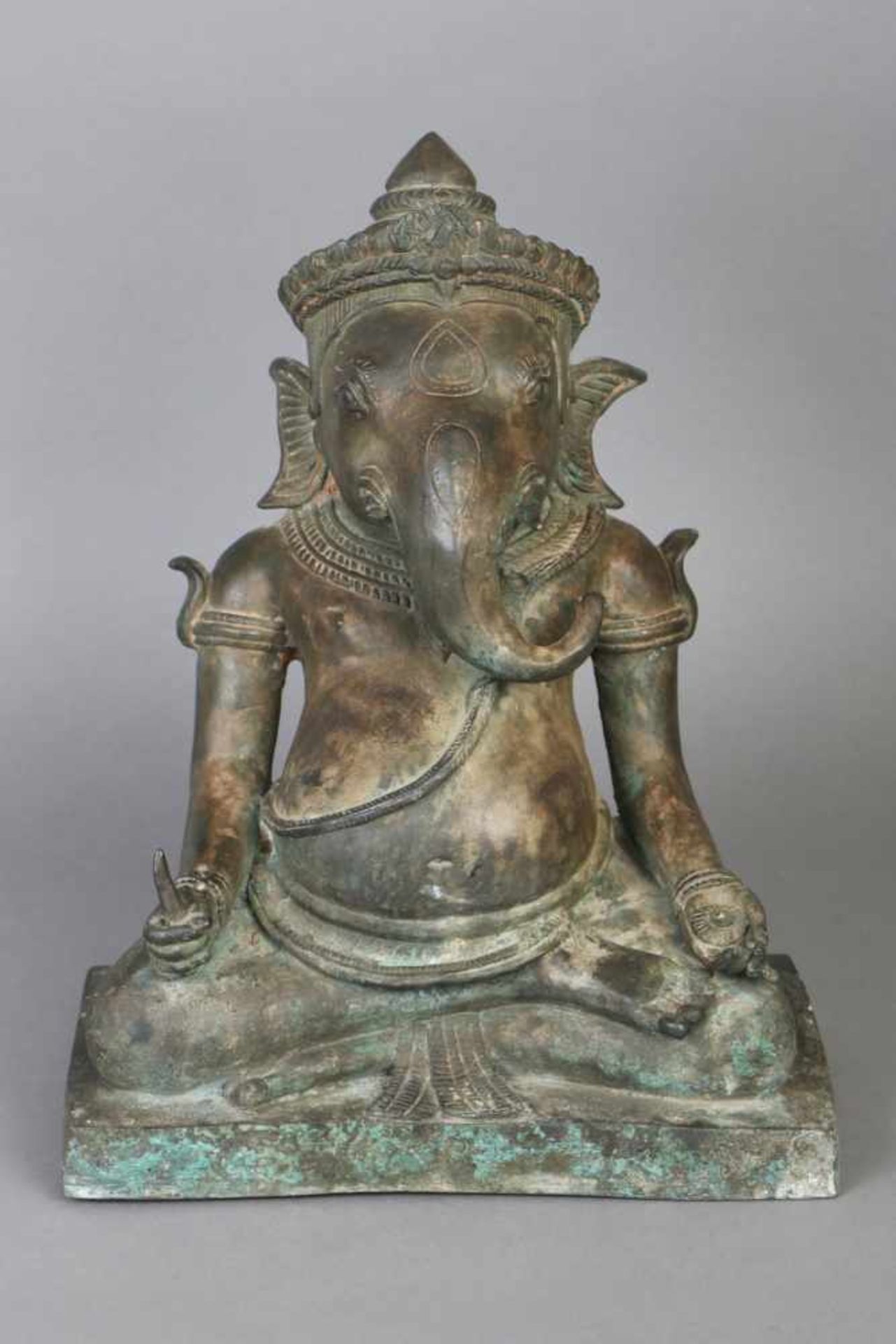 Bronzefigur ¨Ganesha¨braun-grün patiniert, sitzende Darstellung in meditativem Gestus, auf eckigem