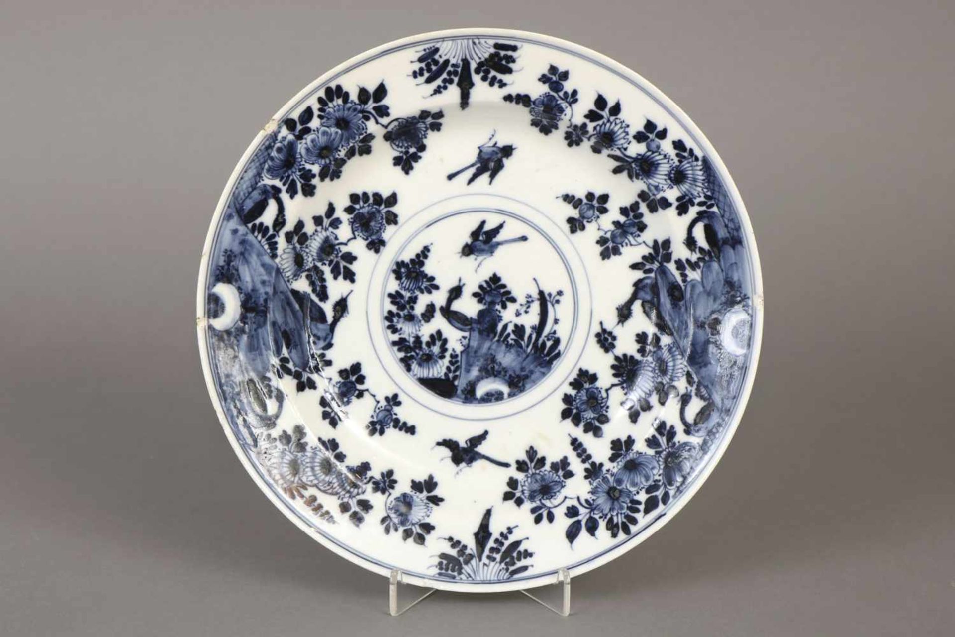 MEISSEN Tellerum 1740-1760, runde glatte Form, leicht vertieft, im Spiegel mit ¨indischer¨ Fels- und