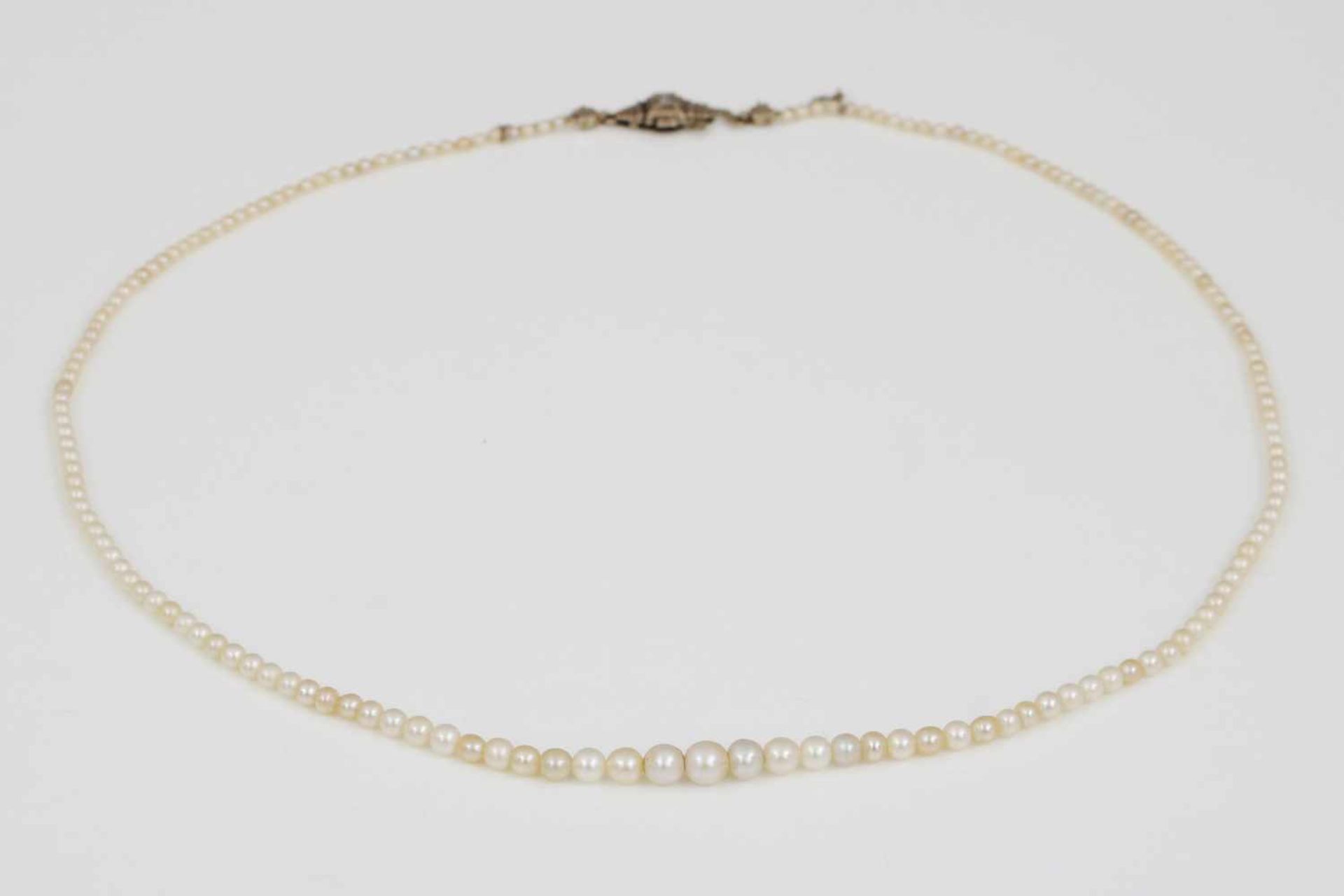 Antike Perlenketteweiße Perlen im Verlauf, D ca. 1,88-5,27mm, Art Deco-Schließe in 585er Weißgold
