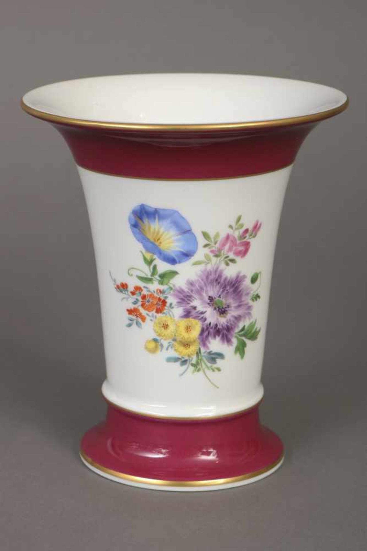 MEISSEN Vase2. Hälfte 20. Jhdt., Kelchform, schauseitig Blumenbouquet in polychromer Malerei,