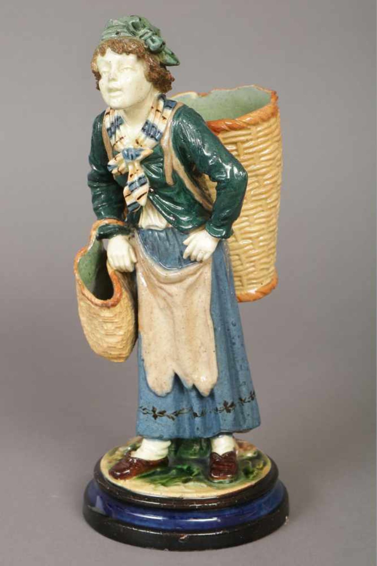 Keramikfigur ¨Bäuerin mit Weidenkörben¨unbekannte Manufaktur des 19. Jhdts., farbig staffiert, am