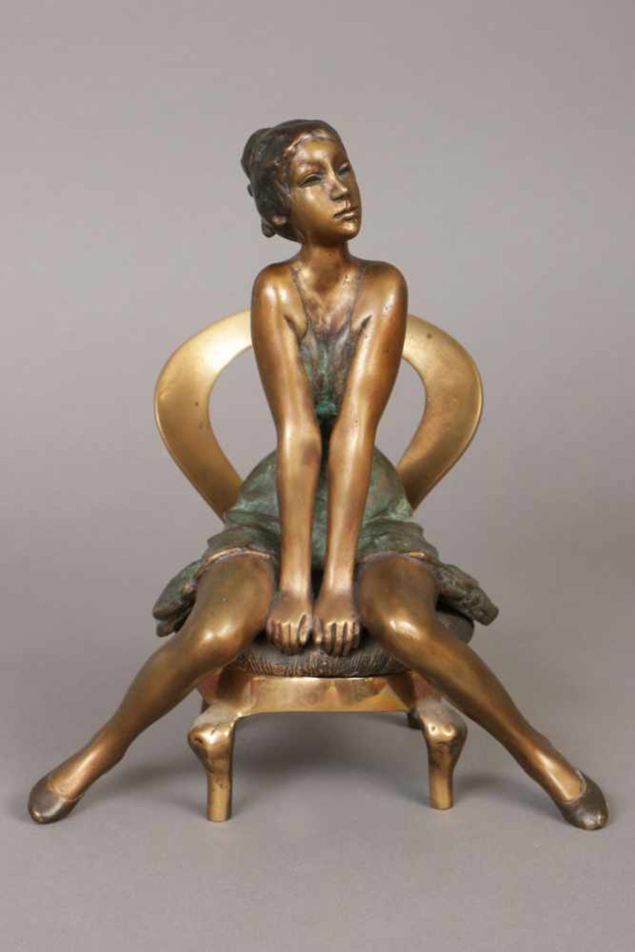 LÁSZLO KUTAS (1936) Bronzefigur ¨Sitzende Frau auf Stuhl¨partiell grün patiniert, signiert ¨ - Bild 2 aus 3