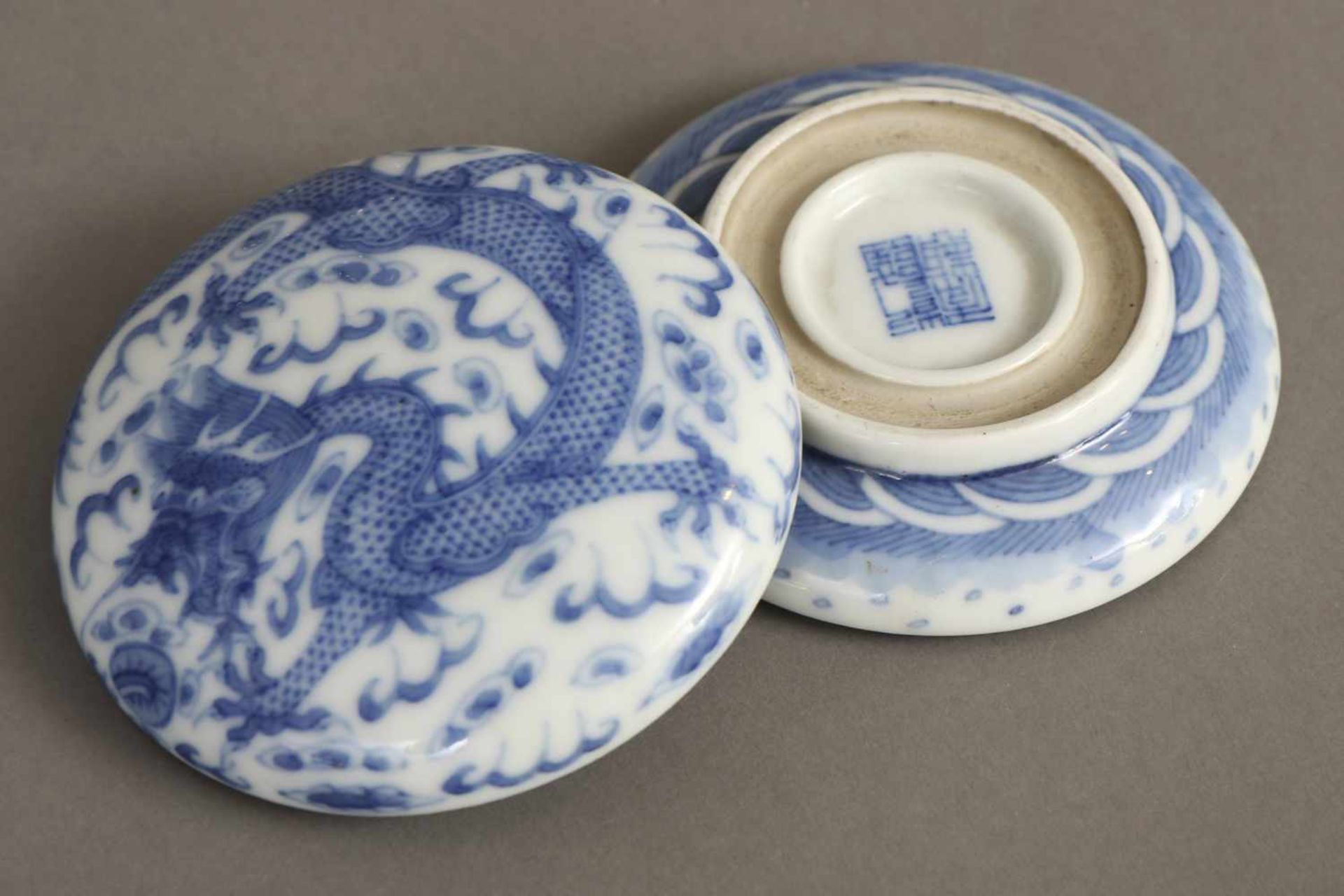 Chinesische DeckeldosePorzellan, Savonette-Form (rund, gedrückt), Unterglasur-blaues Drachendekor, - Image 2 of 2