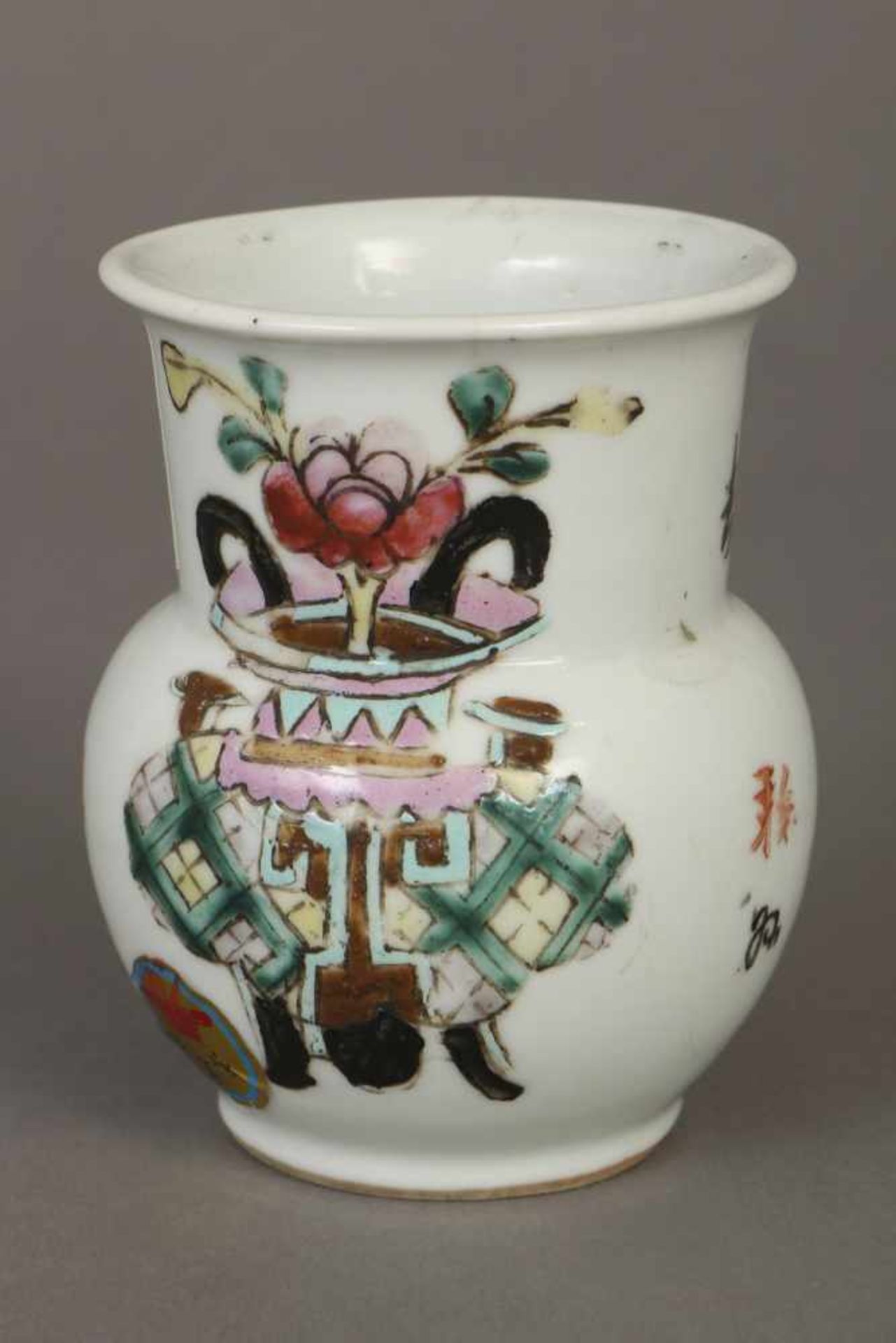 Chinesische Porzellanvasewohl Republikzeit, schau- und rückseitig Vasen- und Floraldekor, am Boden