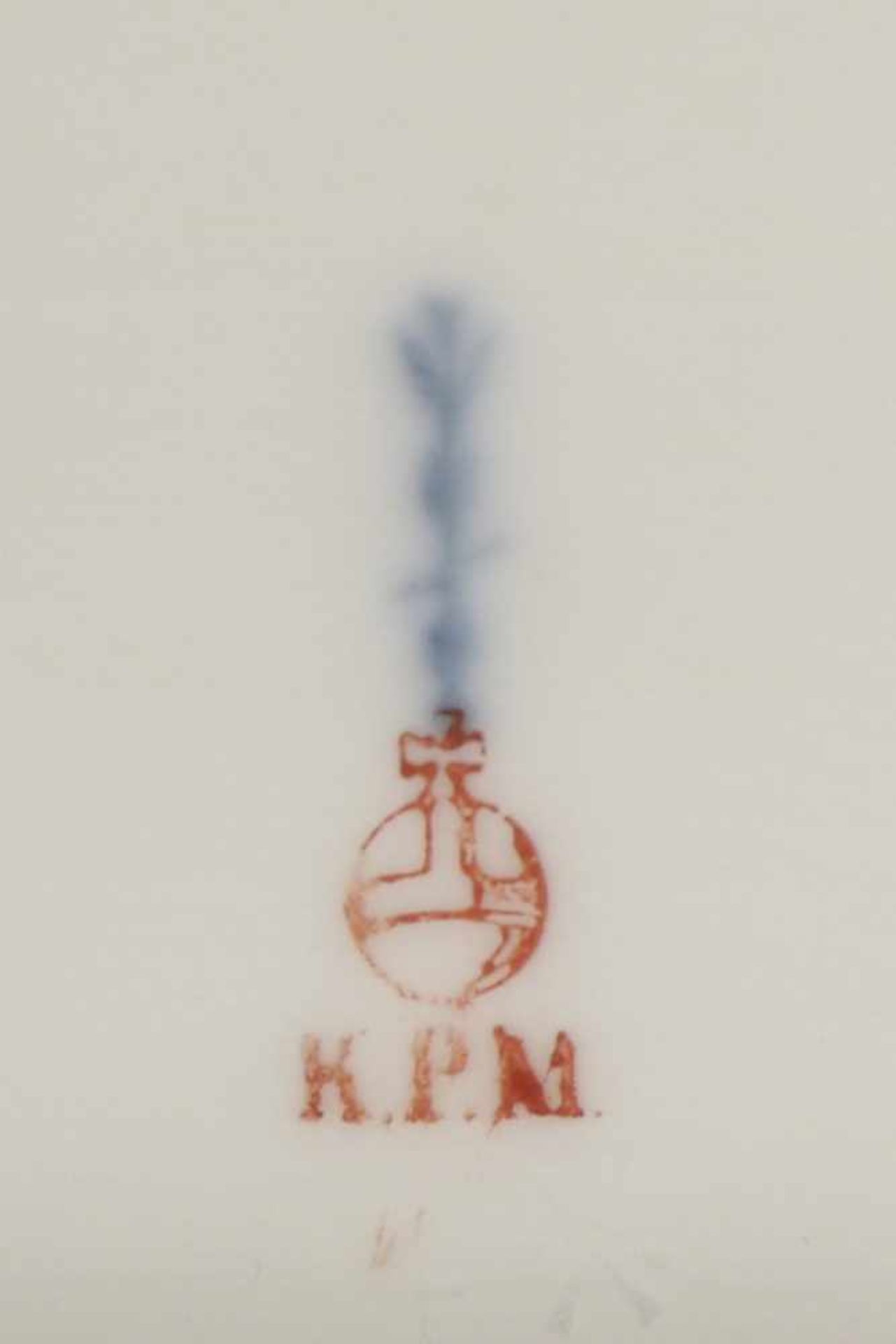 KPM BERLIN Bonbonniereum 1900, rechteckiger Korpus mit eingezogenen Kanten, gehöhter Deckel mit - Bild 2 aus 2