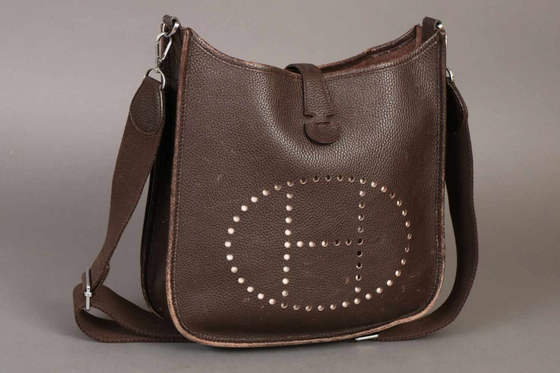 HERMÈS Evelyne Handtaschebraunes Leder mit gestanztem H-Monogramm im Oval, Verschluss durch