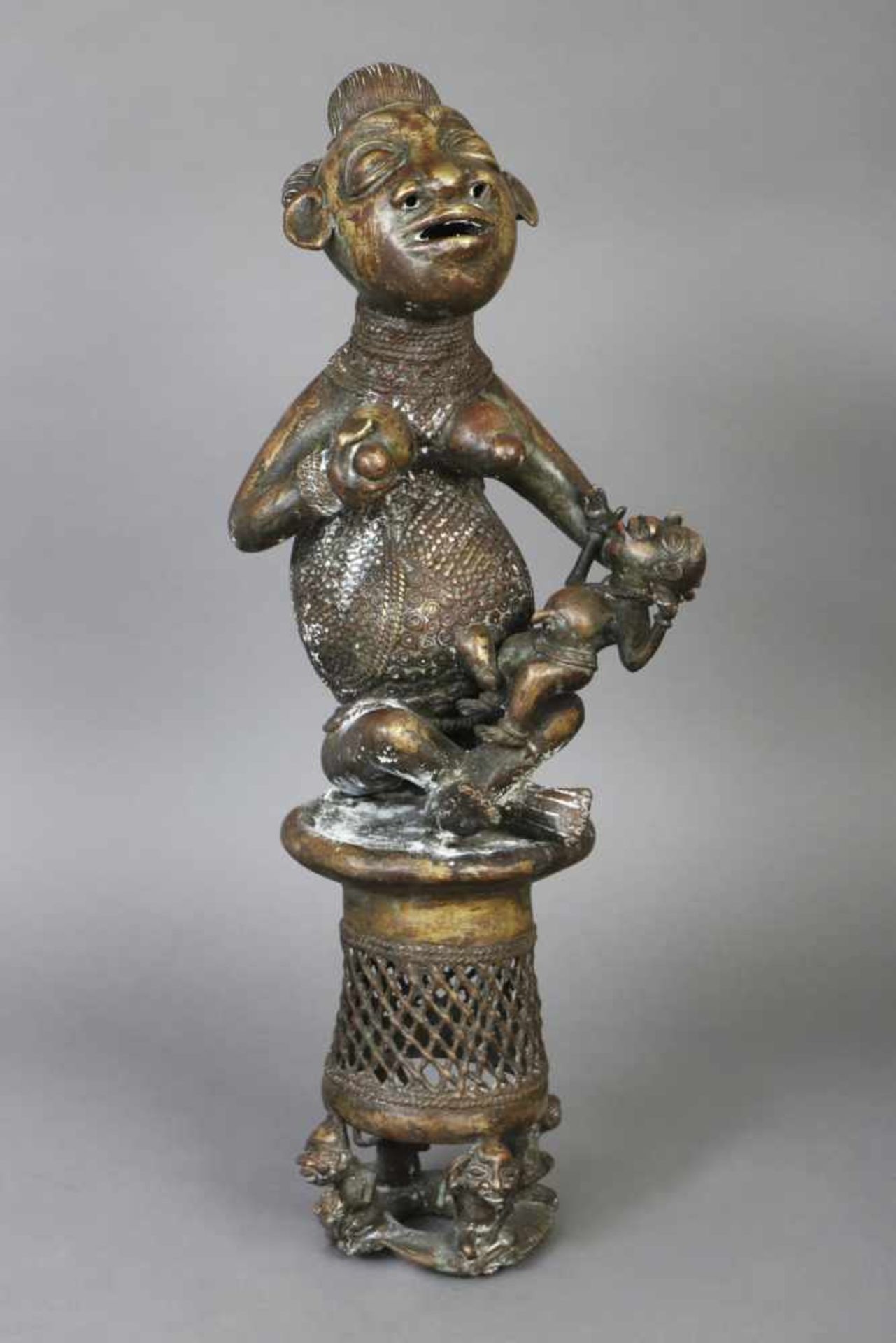 Afrikanische Bronzefigur ¨Mutter mit Kind¨Westafrika (Benin), trommelförmiger Stand, von 4 Figuren