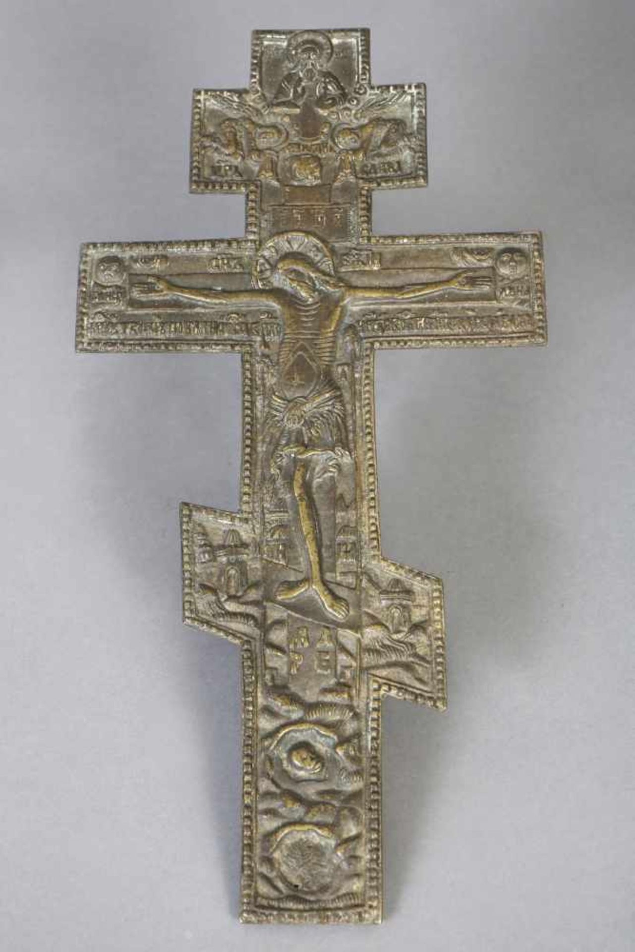 Russisches Staurothek-Kreuz mit Reliefdarstellung des gekreuzigten Christus (darüber Gottvater)