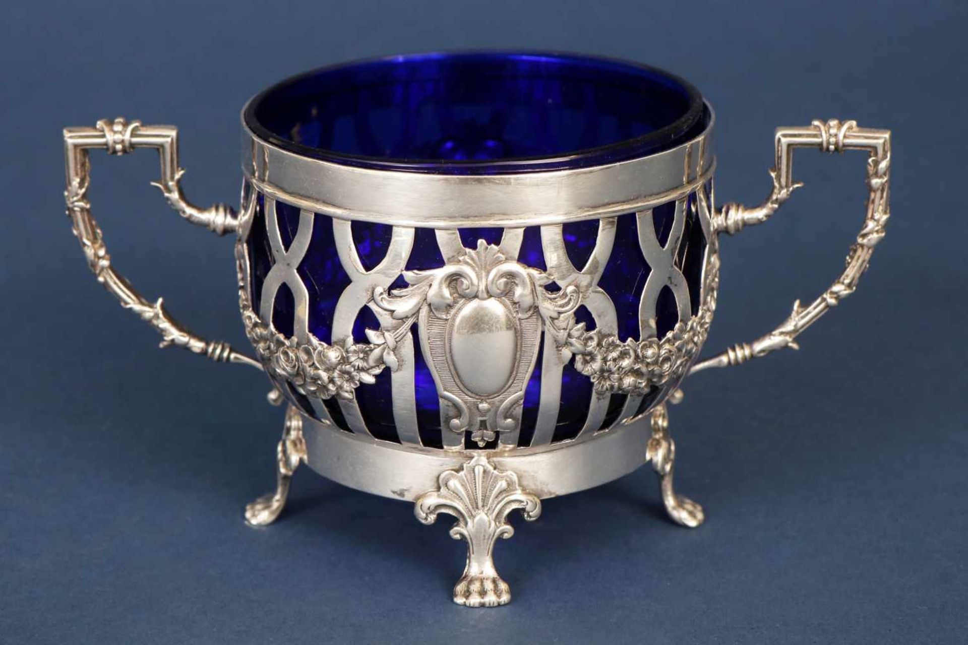 Zuckertopf835er Silber und blaues Glas, wohl Italien, um 1920, runde Schale in Silberkorb mit 2 J-