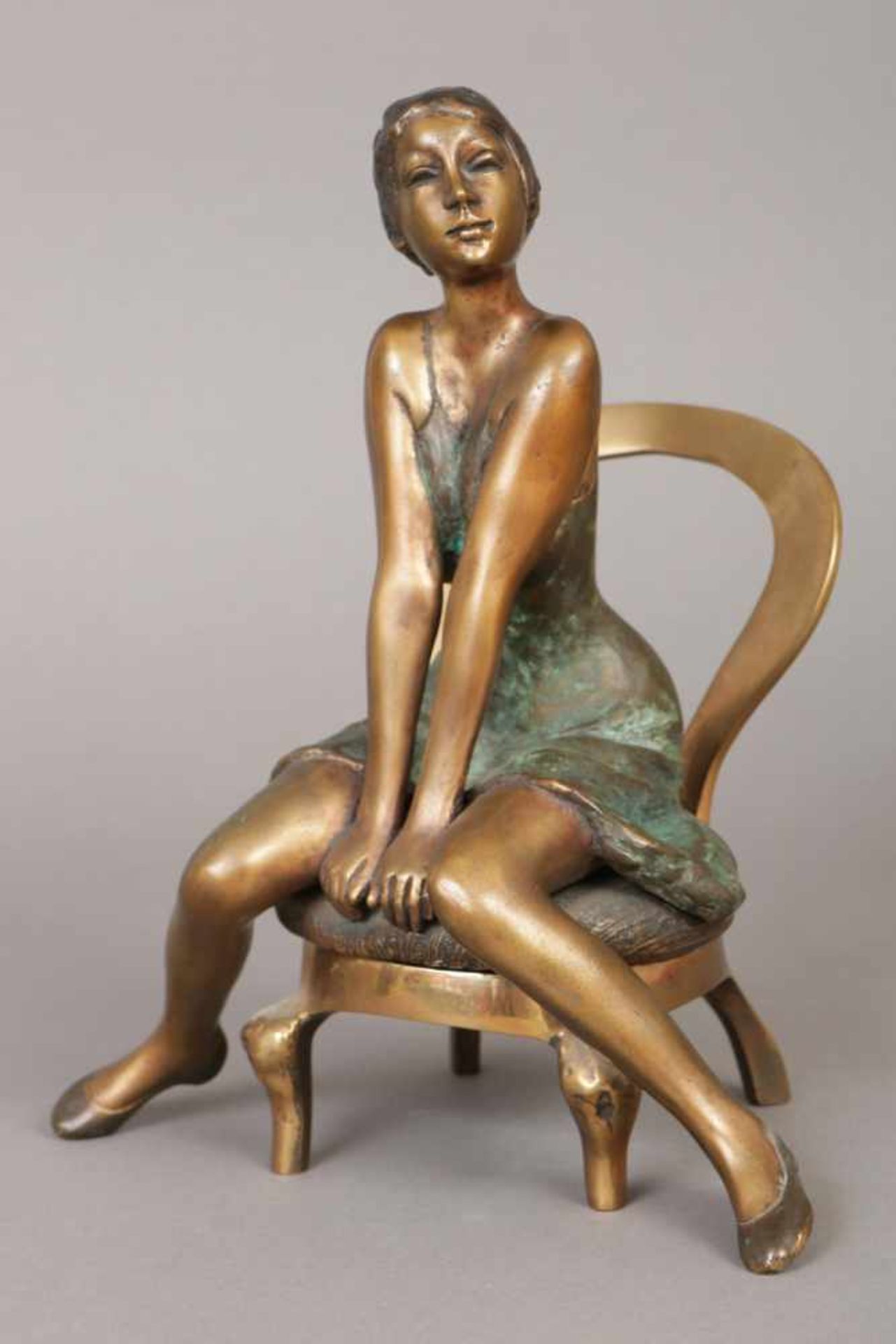 LÁSZLO KUTAS (1936) Bronzefigur ¨Sitzende Frau auf Stuhl¨partiell grün patiniert, signiert ¨