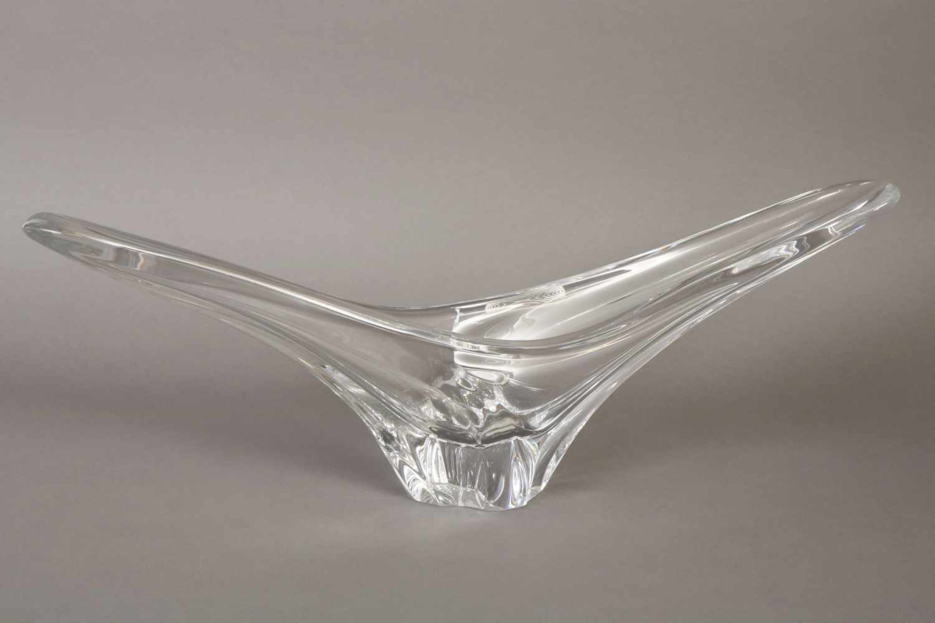 DAUM NANCY Glasschale im Mid-Century Stilfarbloses Glas, ausgestellte ¨Anemonen¨-Form, am Stand