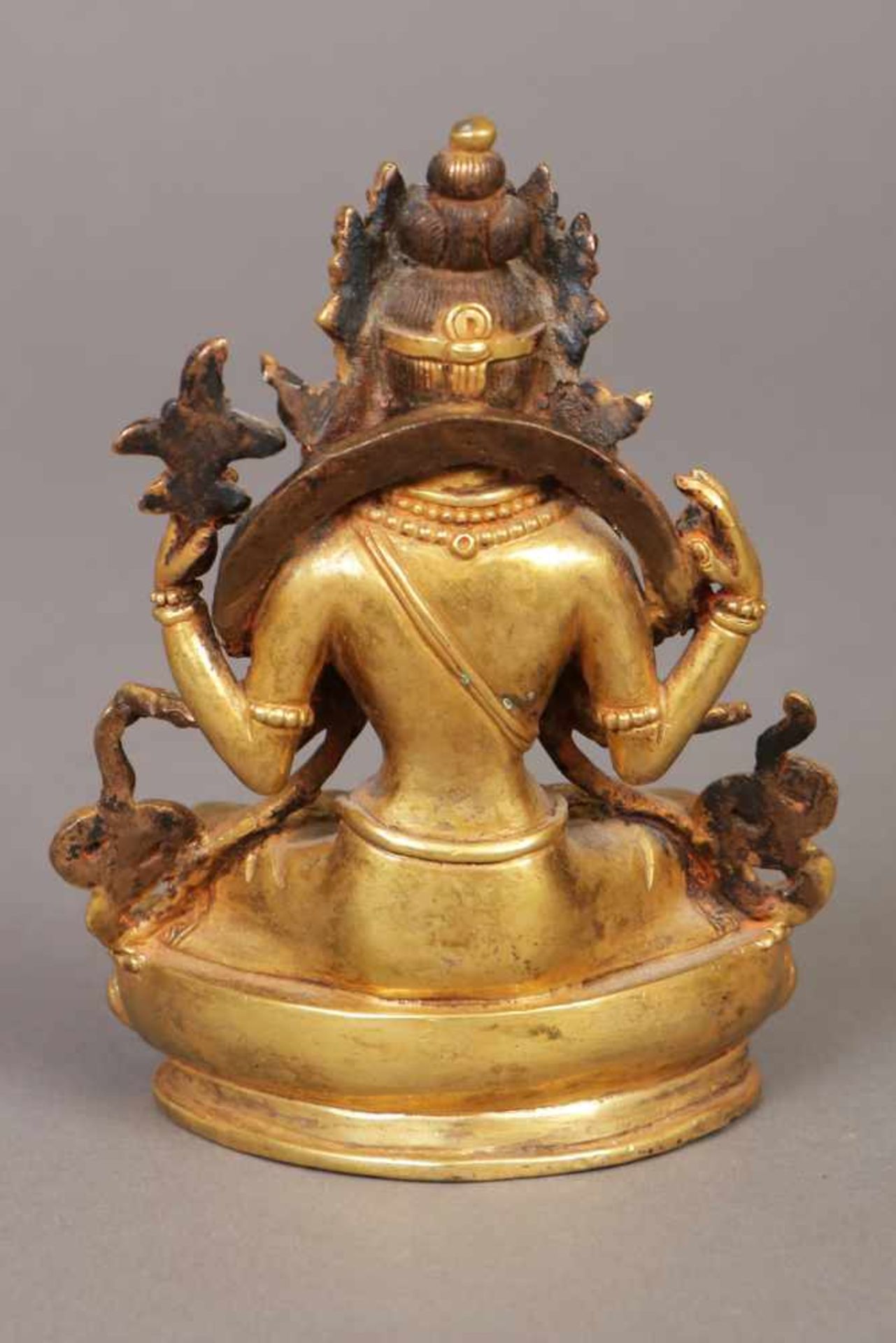 Nepalesische Bronzefigur ¨Avalokiteshvara Kwan Yin (Guanyin)¨vergoldet, in Lotussitz auf Lotussockel - Bild 2 aus 2