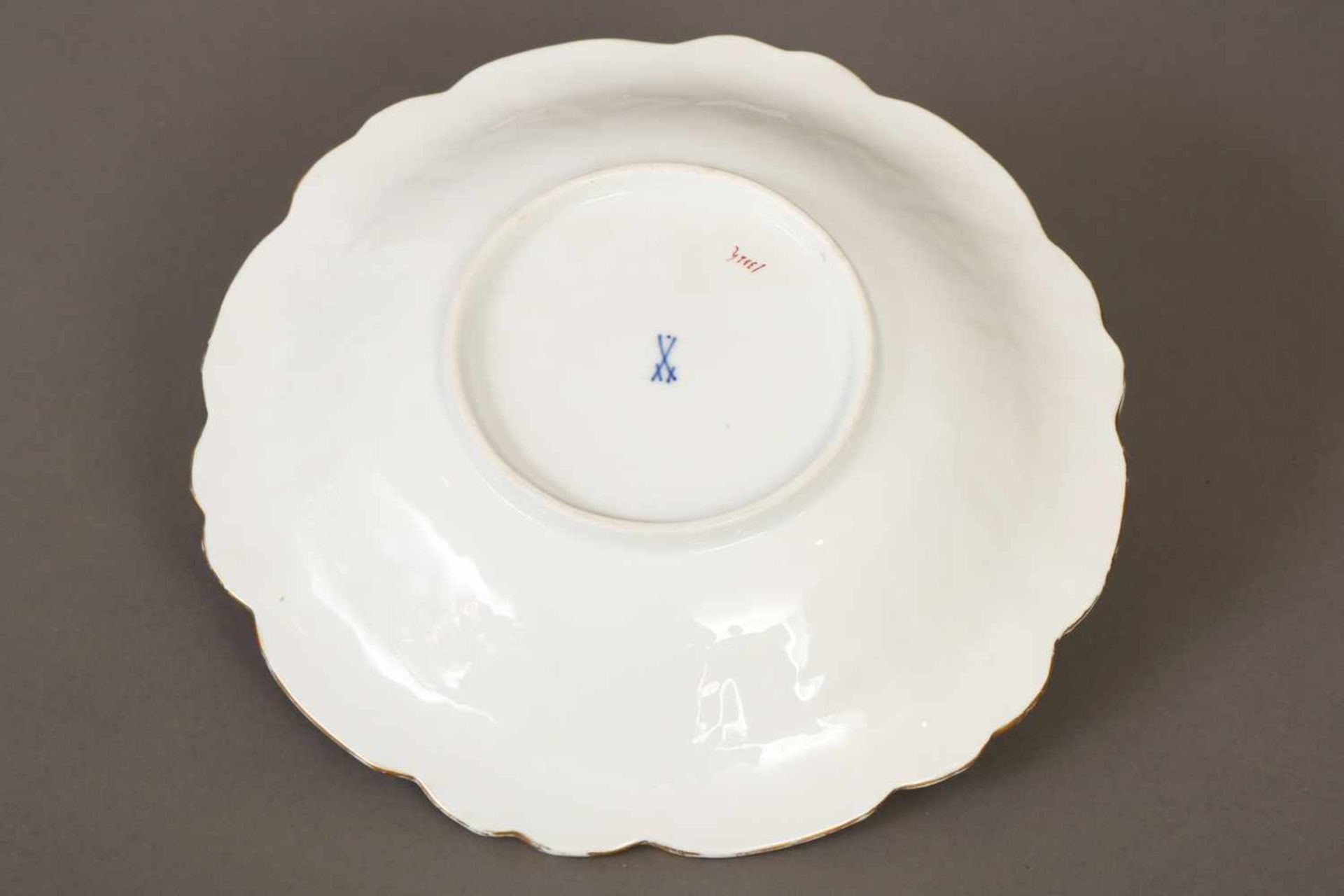 MEISSEN Prunktellerum 1924-1934 (Pfeifferzeit), runde passig geschwungene, leicht vertiefte Form, - Bild 2 aus 2