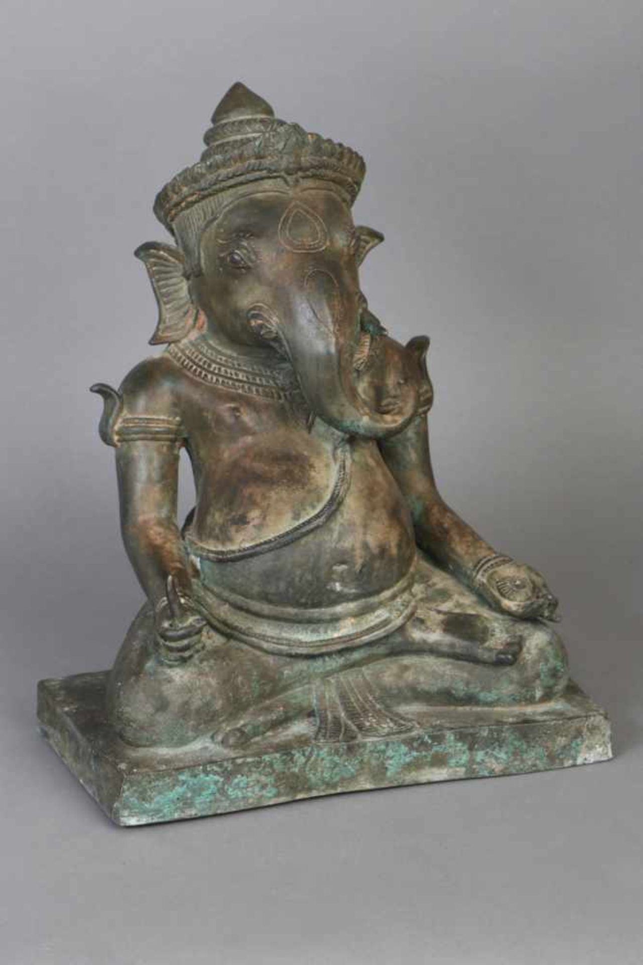 Bronzefigur ¨Ganesha¨braun-grün patiniert, sitzende Darstellung in meditativem Gestus, auf eckigem - Bild 2 aus 2