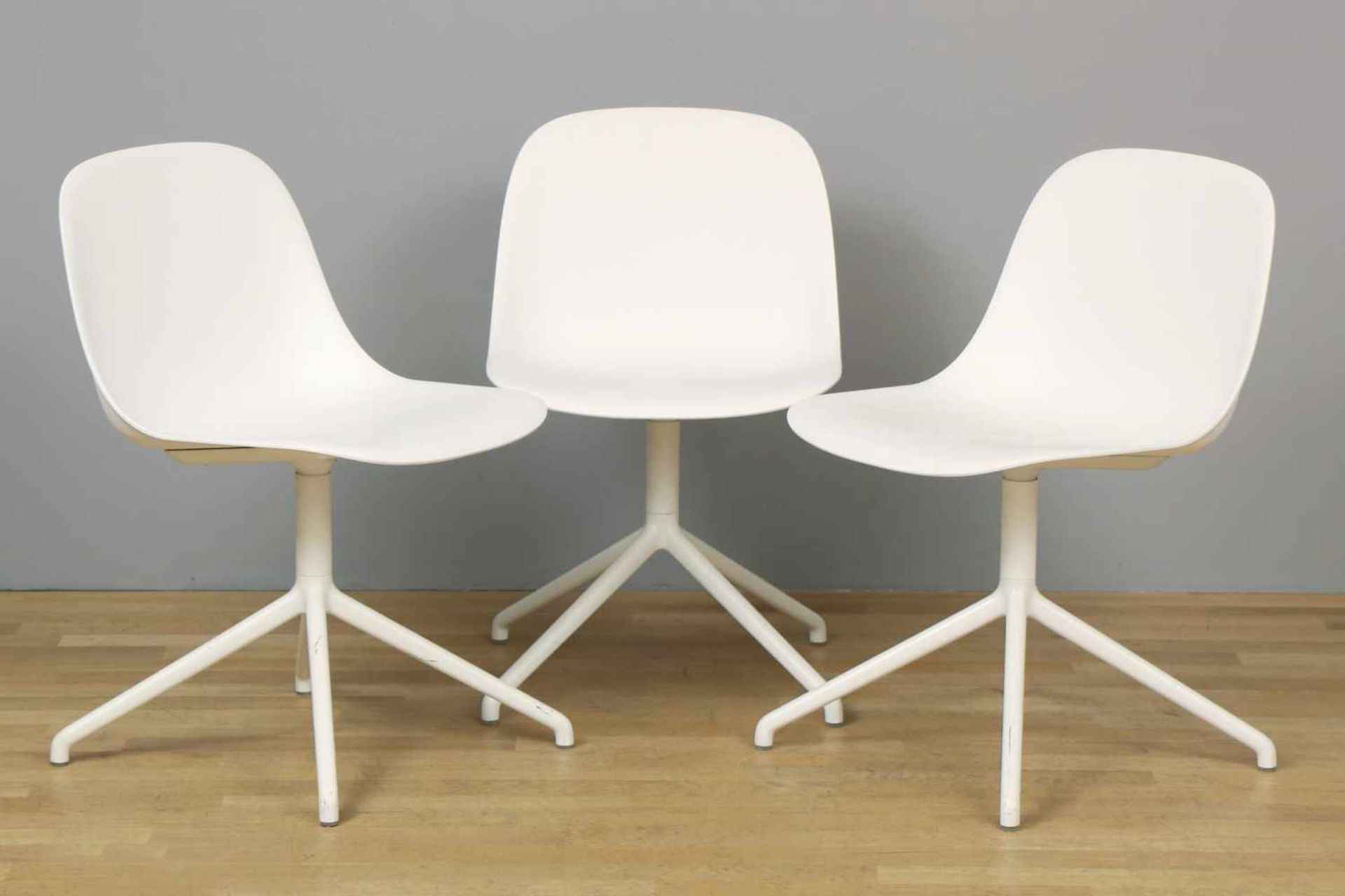 3 MUUTO Fiber Chair Swivelweiße Kunststoff Sitzschale auf weiß lackiertem 4-strahligem Drehstand, am