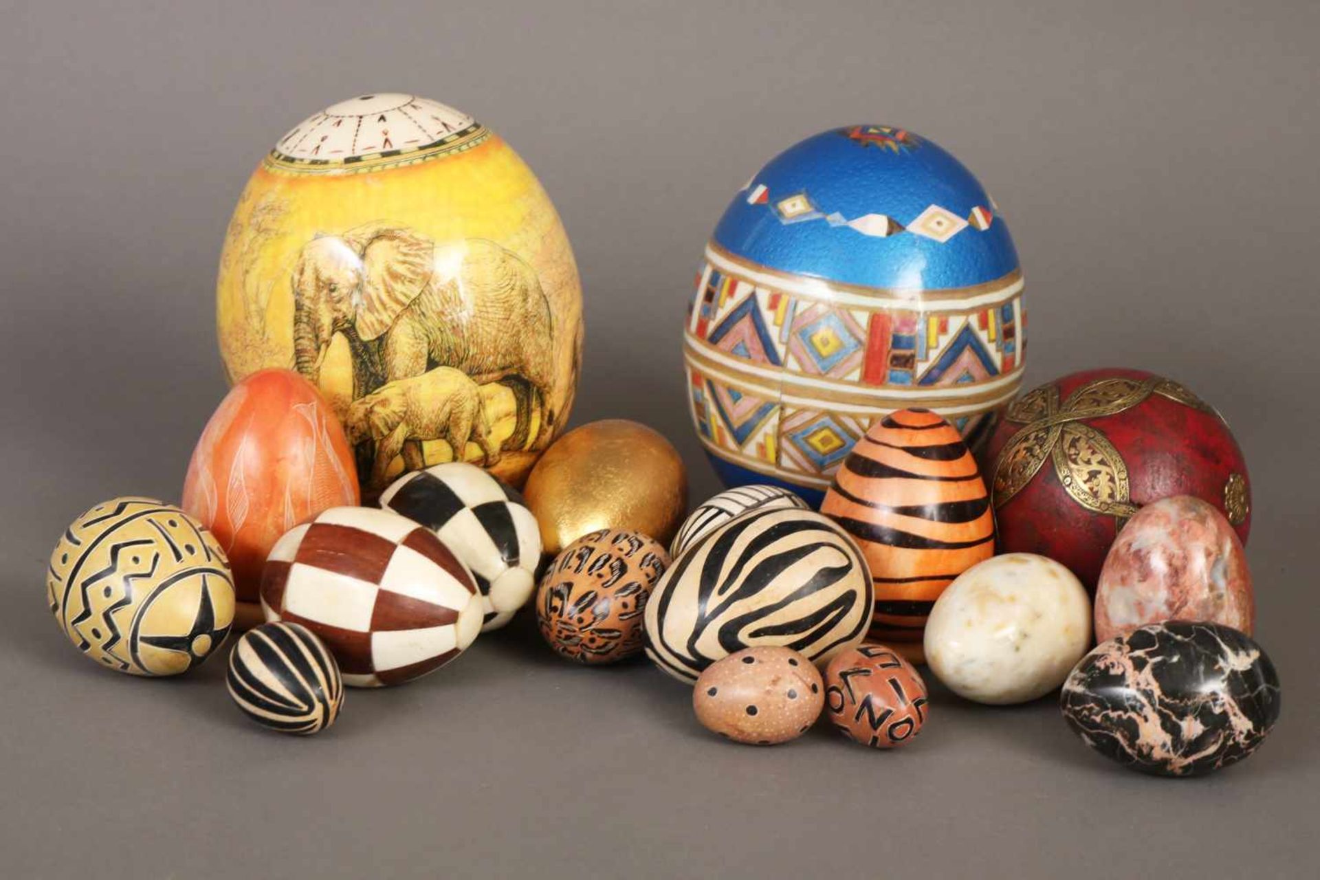 Konvolut Deko-Eier18 Stück, diverse Materialien, Dekore und Größen (u.a. Straußeier, Holzeier,