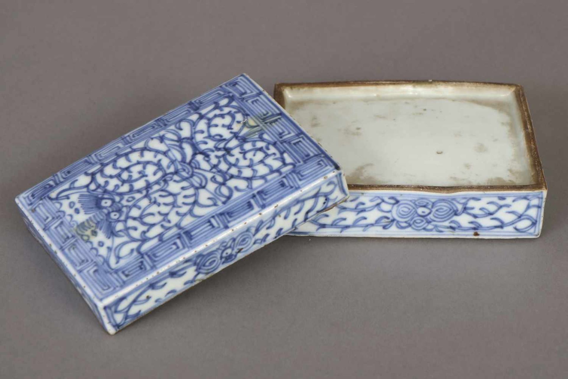 Chinesische Deckeldose im Stile MingPorzellan, wohl 1. Hälfte 19. Jhdt., rechteckige Form mit - Image 2 of 2