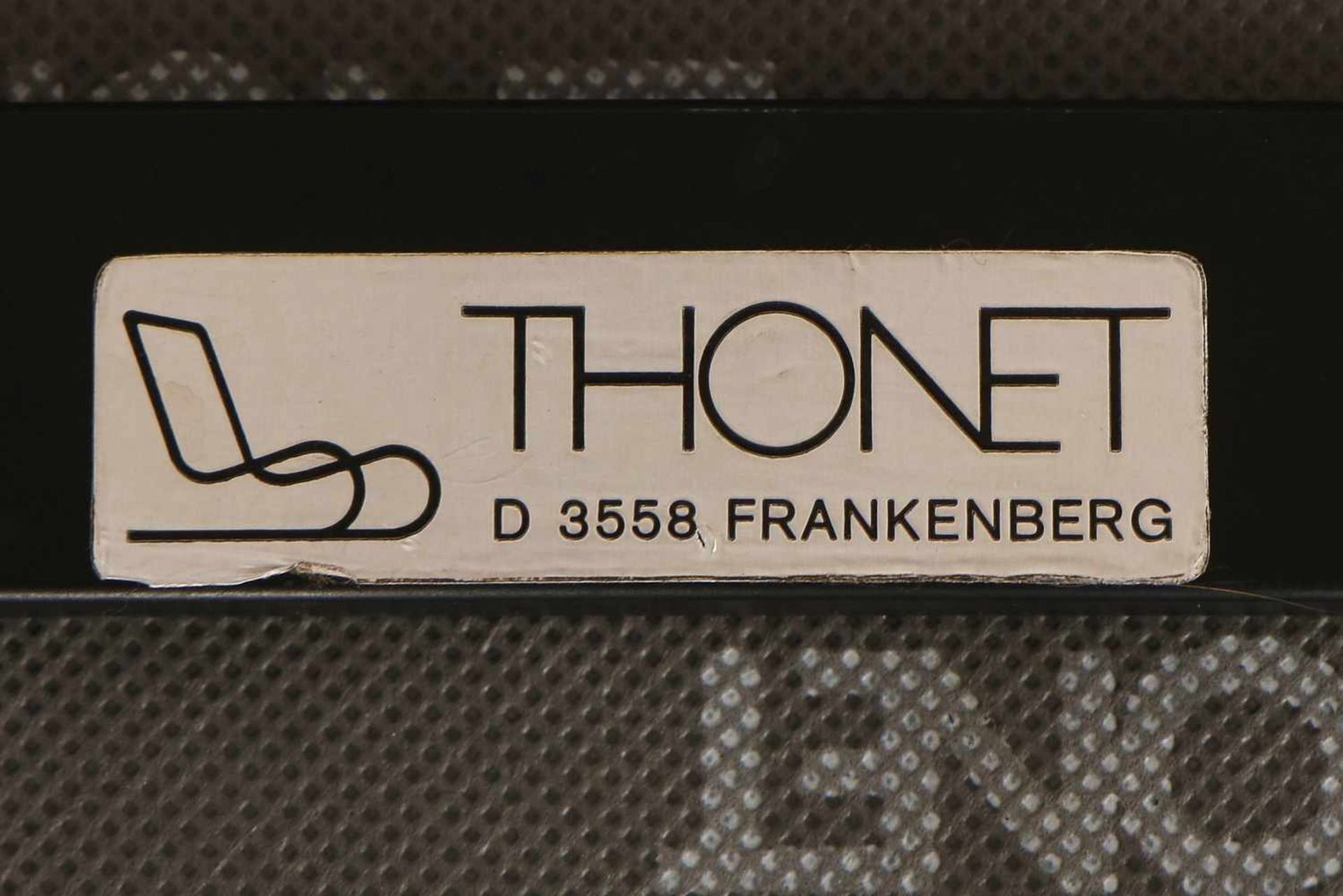 THONET Armlehnstuhl mit Fußhockerum 1990, verchromtes Metallgestell, schwarz belederte Sitz- und - Bild 2 aus 2