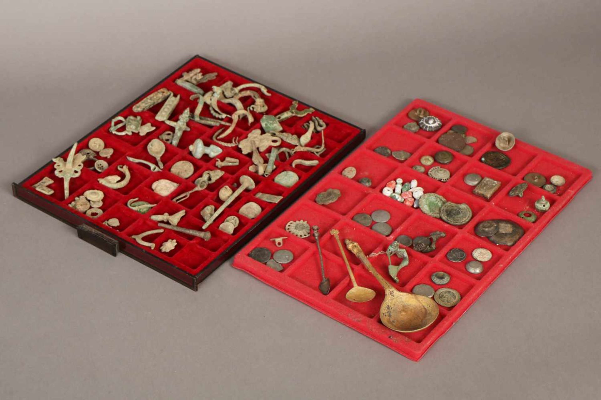 Sammlung AntikenKnöpfe, Fibeln, Nägel, Münzen, Löffel u.a., meist römisch und byzantinisch,