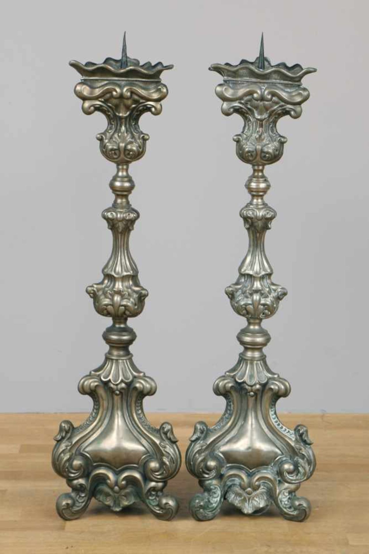 Paar große Sakralleuchter im Stile des Barock(Messing-)Blech, mit Spuren alter Versilberung, 19.