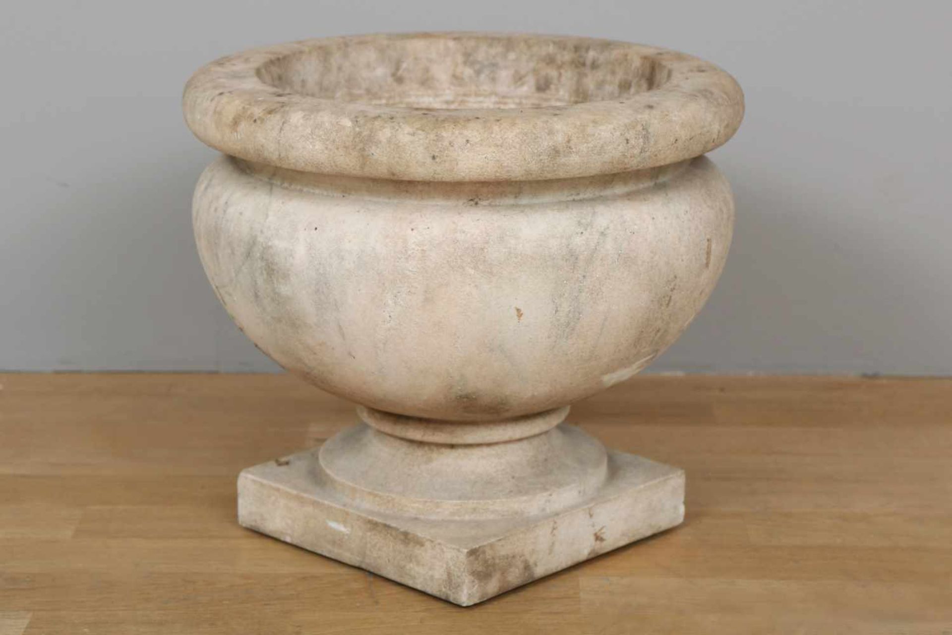 Marmor-Amphorehell, 19. Jhdt., runde Urnenform auf eckigem Stand, H ca. 35cm