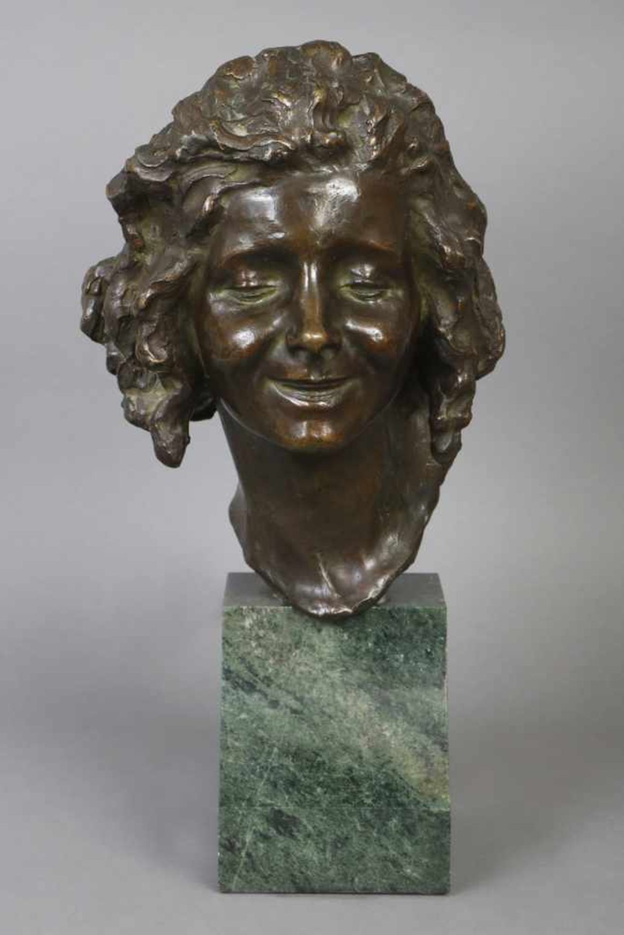 VICTOR DEMANET (1895-1964) Bronzefigur ¨Büste einer lächelnden jungen Frau¨braun patiniert, am - Bild 2 aus 3