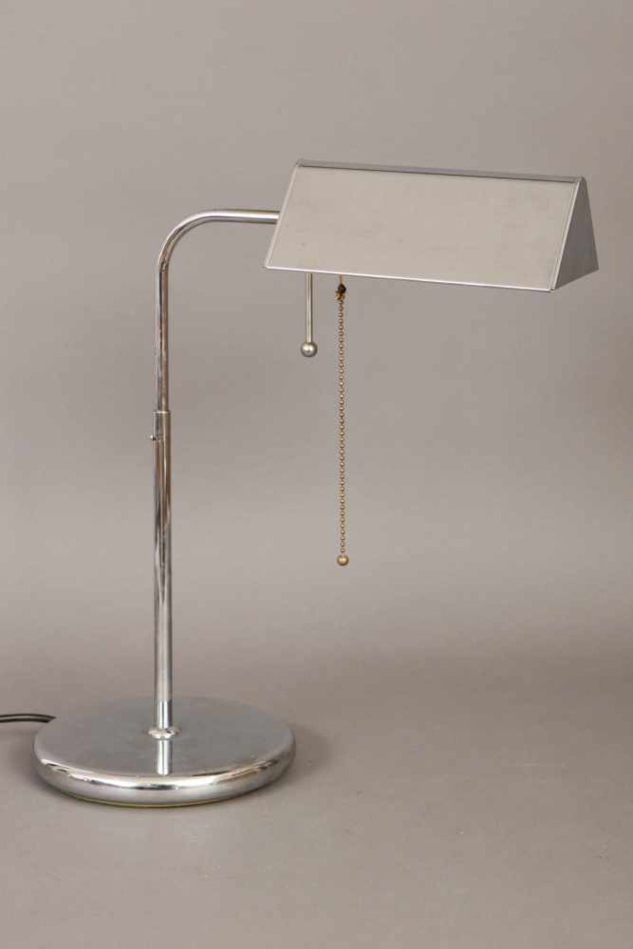 Tischlampeverchromtes Metall, 3-eckiger Schirm an schlankem, höhenverstellbarem Gestänge auf
