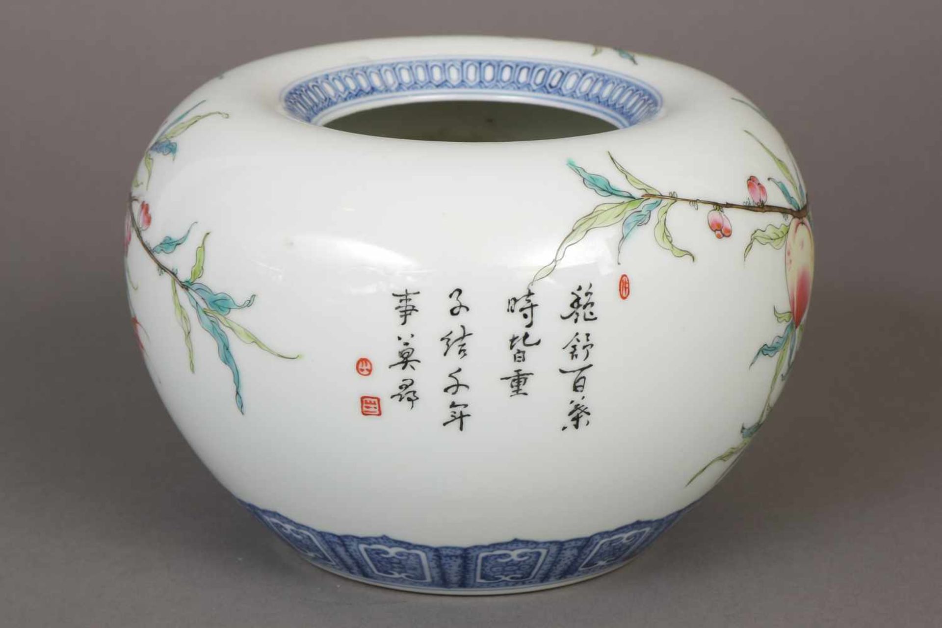 Chinesisches VasengefäßPorzellan, Kugelform mit vertiefter Mündung, blauer Zierrand, umlaufend - Image 2 of 3