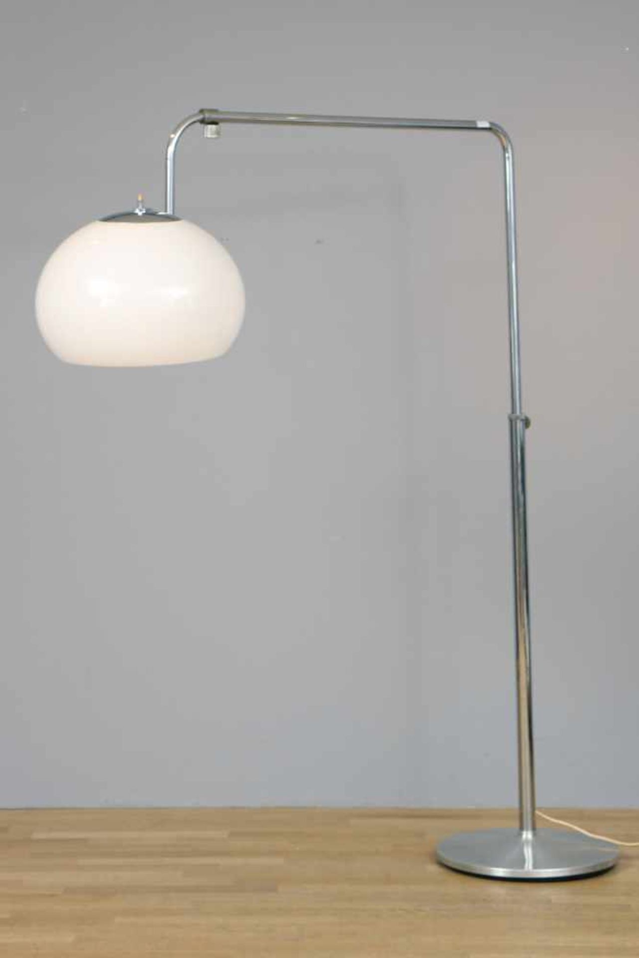 Bogenlampe der 1970er Jahreverchromtes Stahlrohr, schlankes, höhenverstellbares Gestänge,