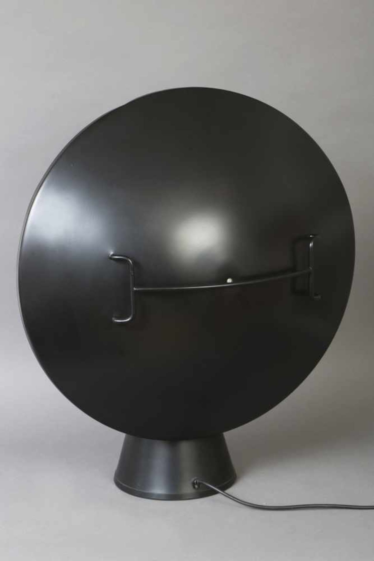 Tischlampeschwarz lackiertes Metall, runder, verstellbarer Schirm auf kegelförmigem Stand, 1 - Bild 2 aus 2