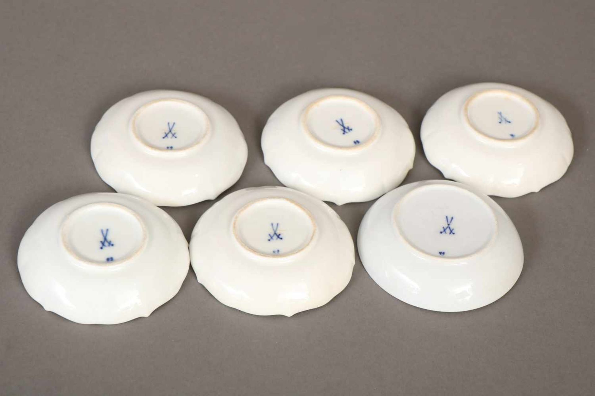 6 MEISSEN Konfektschälchenum 1900, Form ¨Neuer Ausschnitt¨, unterglasurblaues ¨Zwiebelmuster¨-Dekor, - Bild 2 aus 2