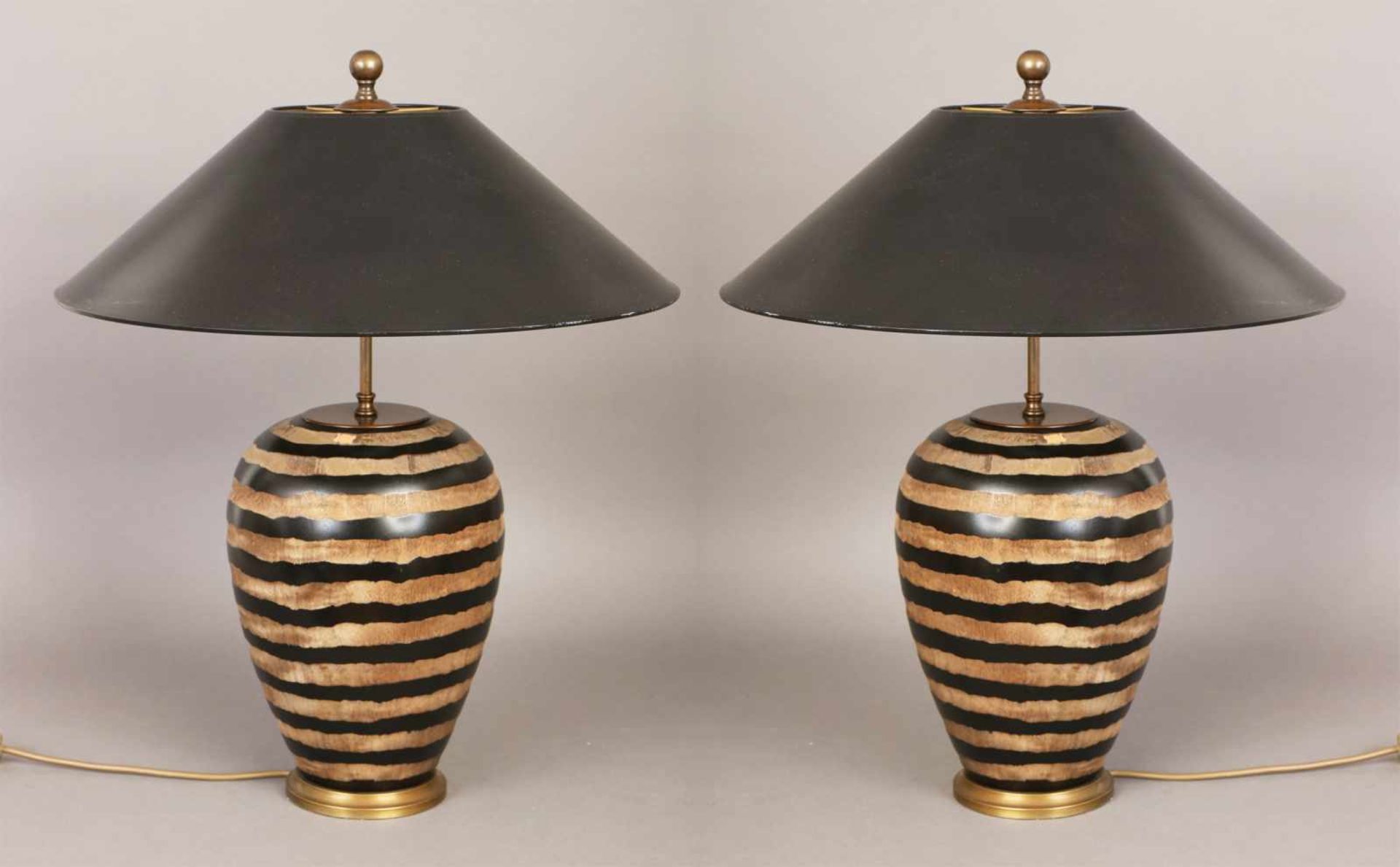 Paar TischlampenFuß Holz, ovoide Form mit Streifendekor, konische, schwarze Pappschirme, 2-flammig