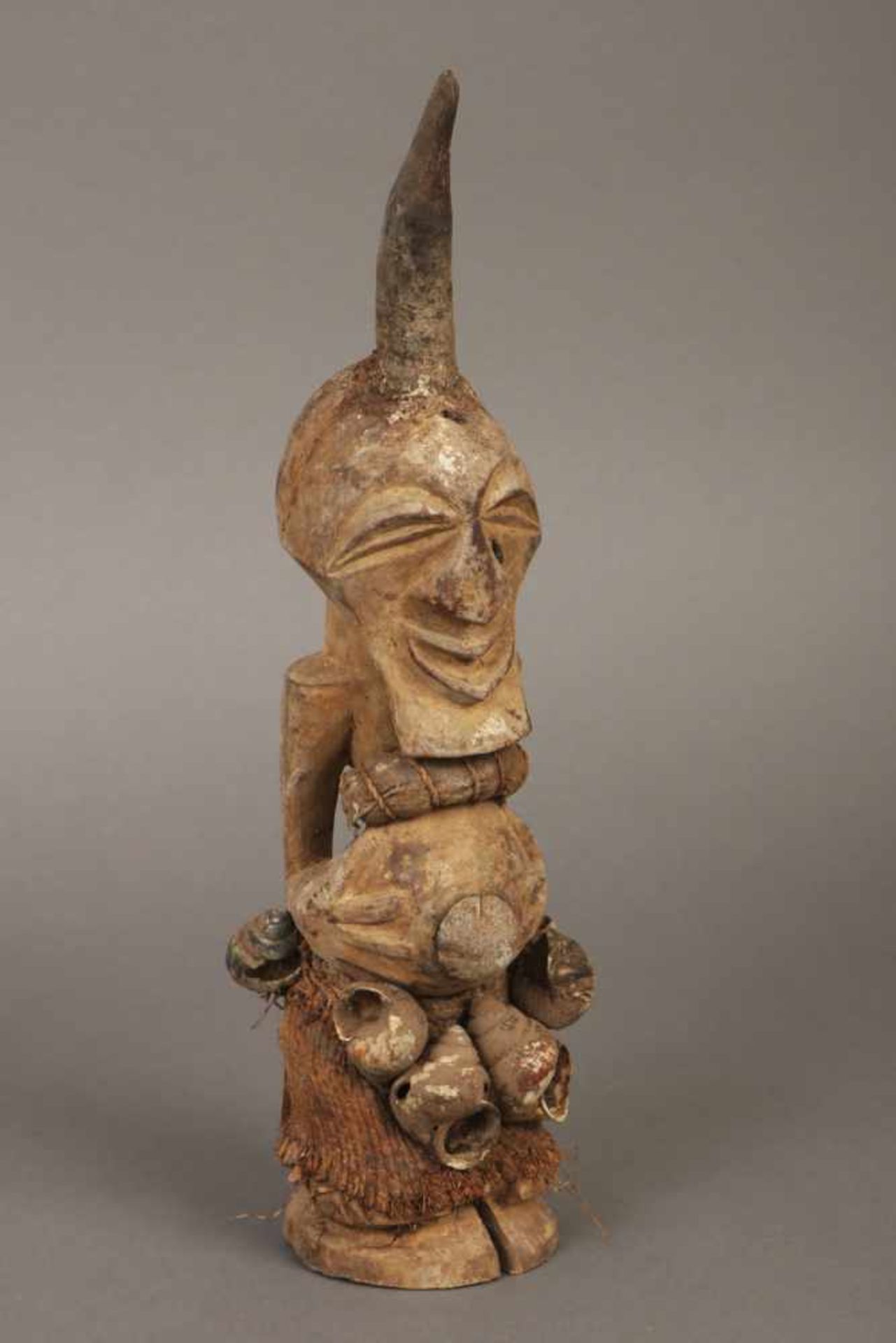 Afrikanische Ritualfigur ¨Nkisi¨Westafrika, Holz, geschnitzt, sitzende Darstellung , gehörnt, mit