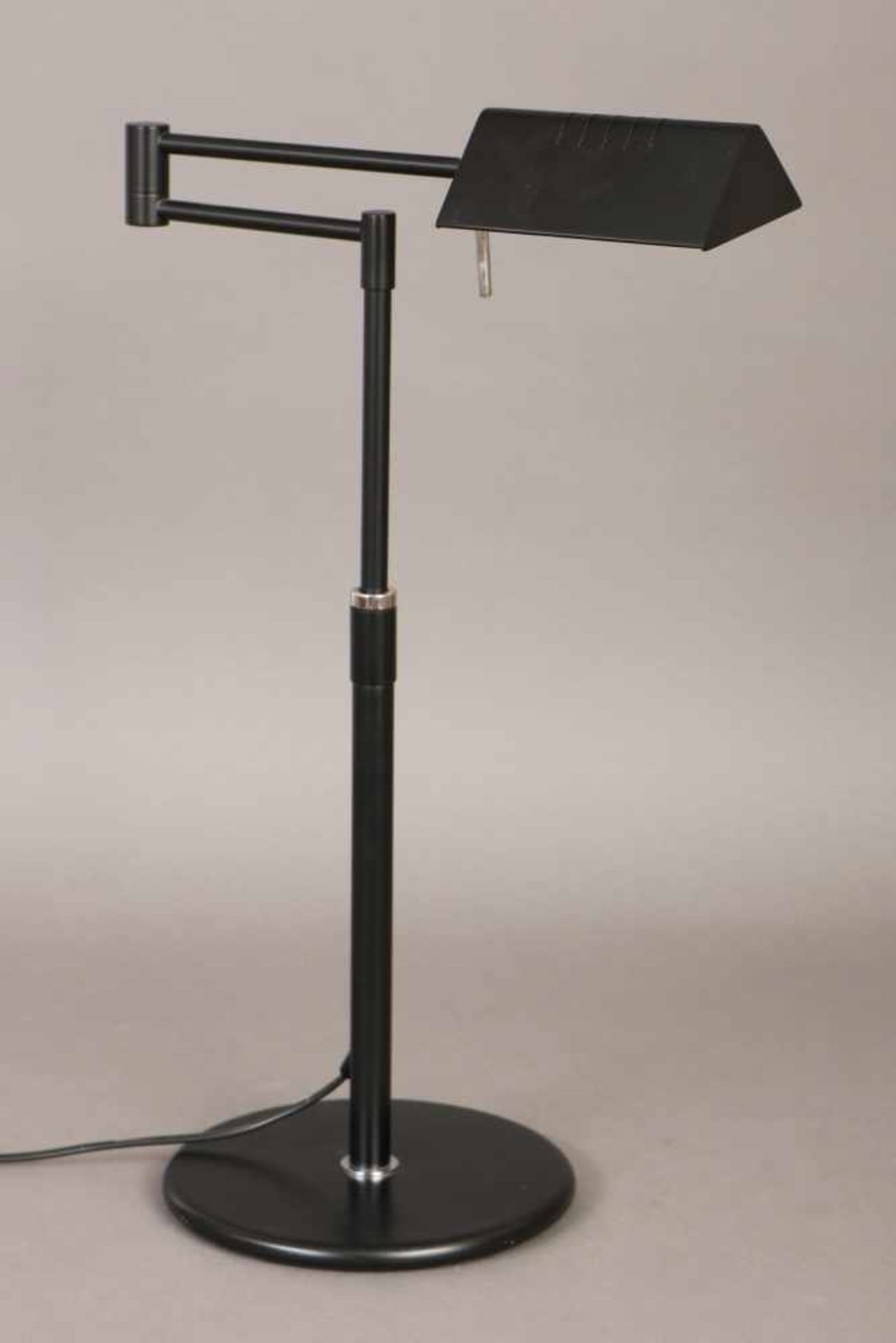 Schreibtischlampegeschwärztes Metall, Schwenkarm, höhenverstellbar, 3-eckiger Schirm mit Halogen-