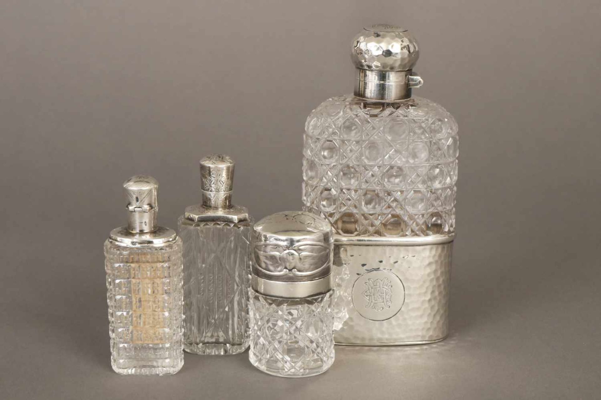 Konvolut Flakons (dazu 1 ¨pocket-flask¨)Kristall und Sterling Silber, England, um 1900-30,