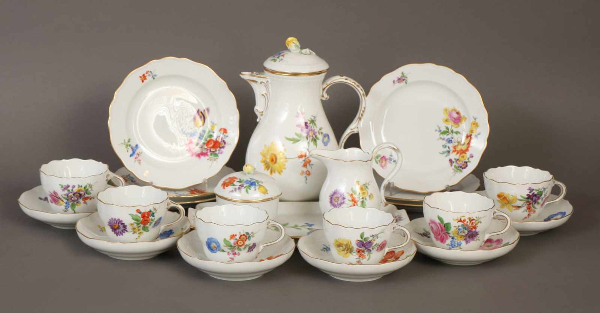 MEISSEN Kaffeeservice2. Hälfte 20. Jhdt., Form ¨Neuer Ausschnitt¨, polychrome Blumenbouquet-Malerei,