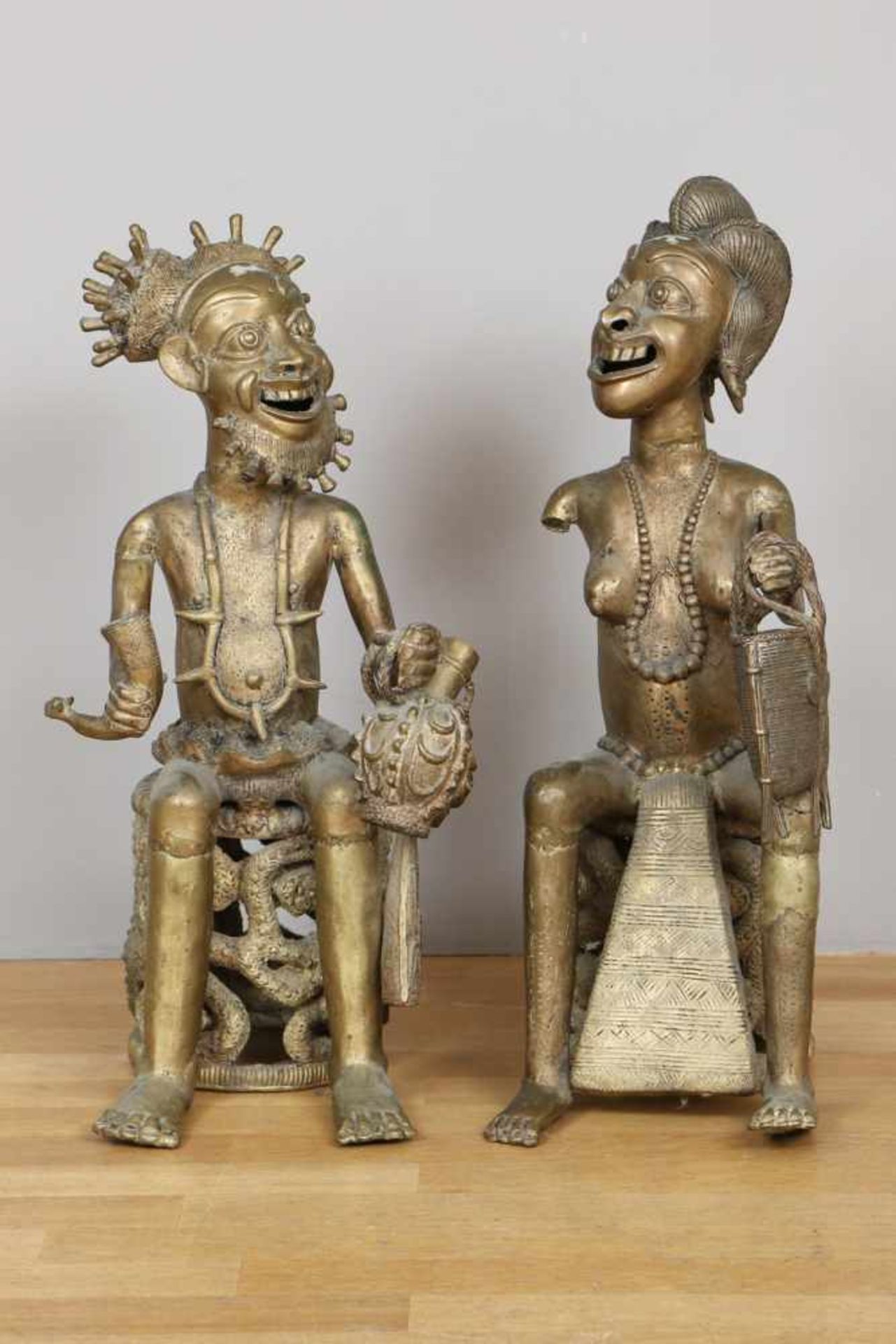 Paar afrikanische Bronzefigurenwohl Benin, 20. Jhdt., ¨Sitzender Mann¨ bzw. ¨Sitzende Frau¨ (je