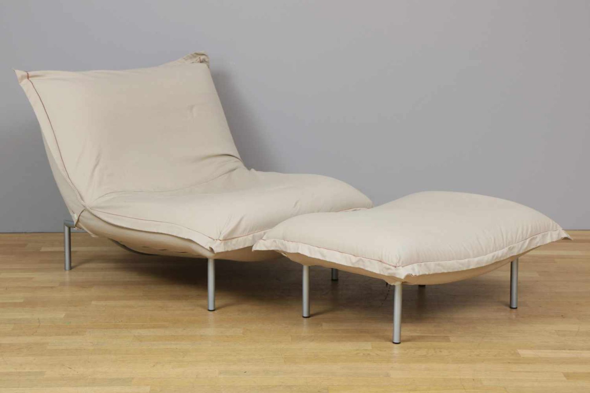 LIGNE ROSET Calin, Sessel mit OttomaneEntwurf Pascal Mourgue, gepolsterte, variable Sitzschale auf
